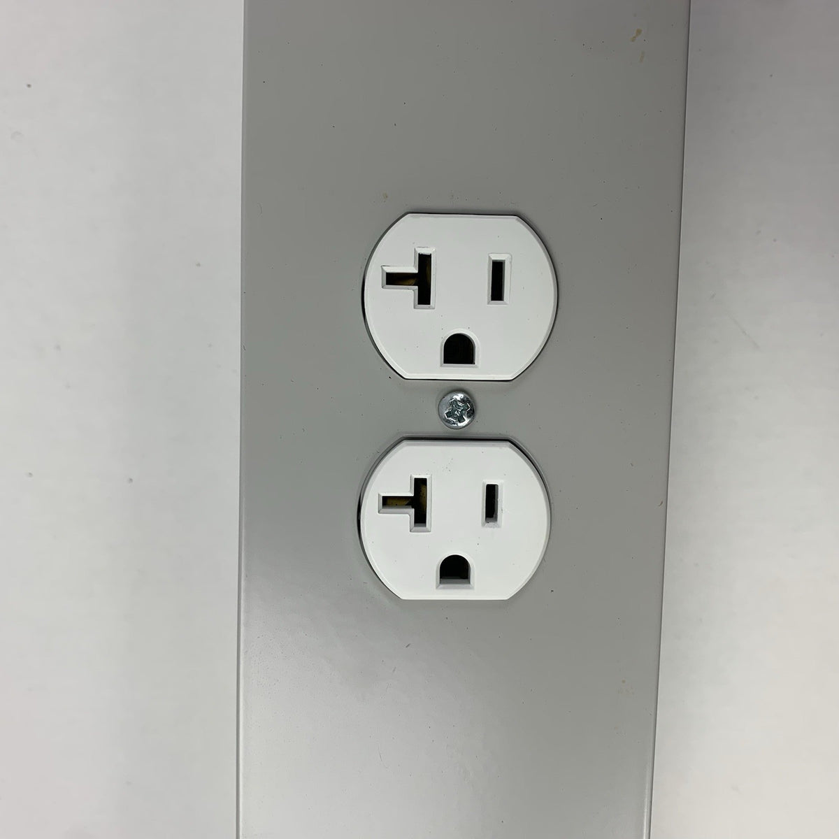 Lista LR51943 Series 8000 Workbench Power Strip 125V 15A 1875W - Outlets Tested8