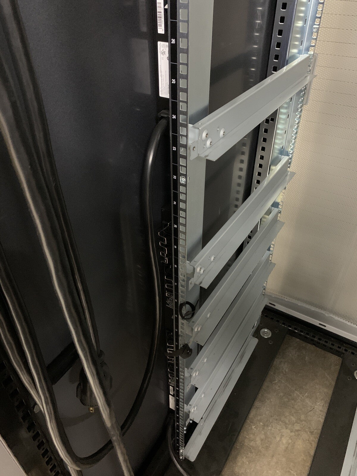 NETAPP NAC-0501 Server Rack Cabinet Unlocked No Keys
