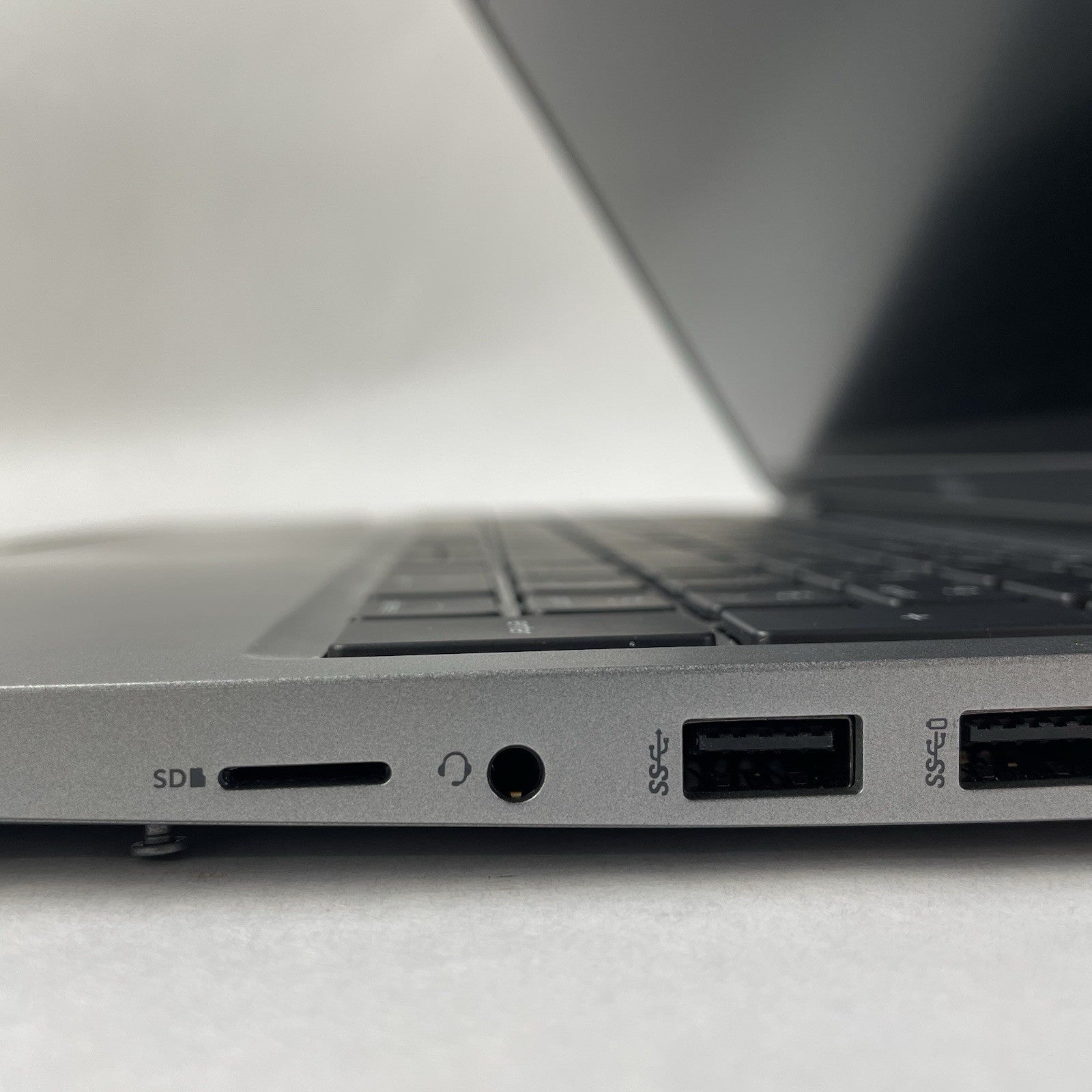 Dell Latitude 5520 15.6" i5-1135G7 2.4GHz 8GB RAM No SSD/OS/AC - Scratched Paint8