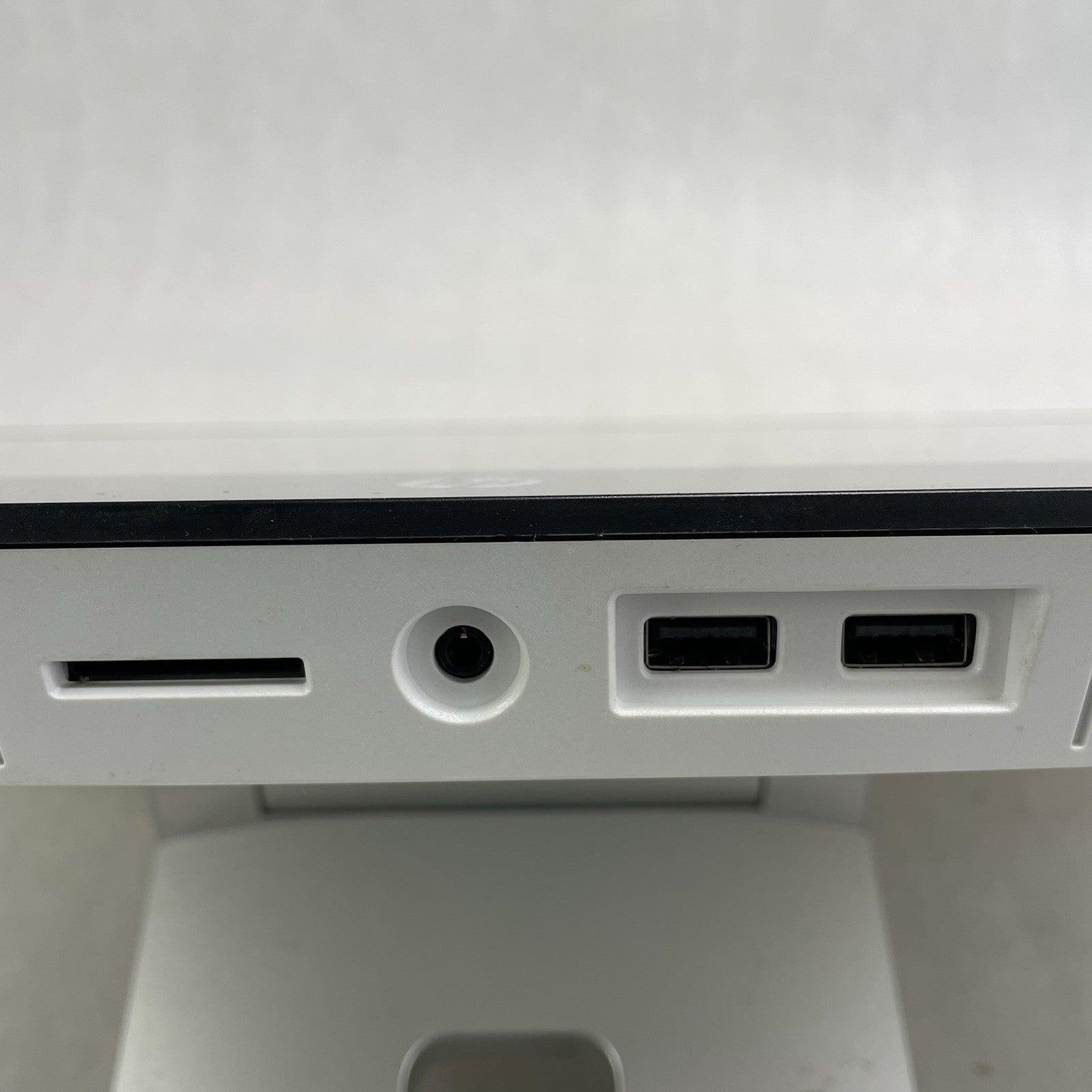 HP Pavilion 23-q242 AMD A6-7310 2.0 GHz 8 GB Ram No HDD No OS