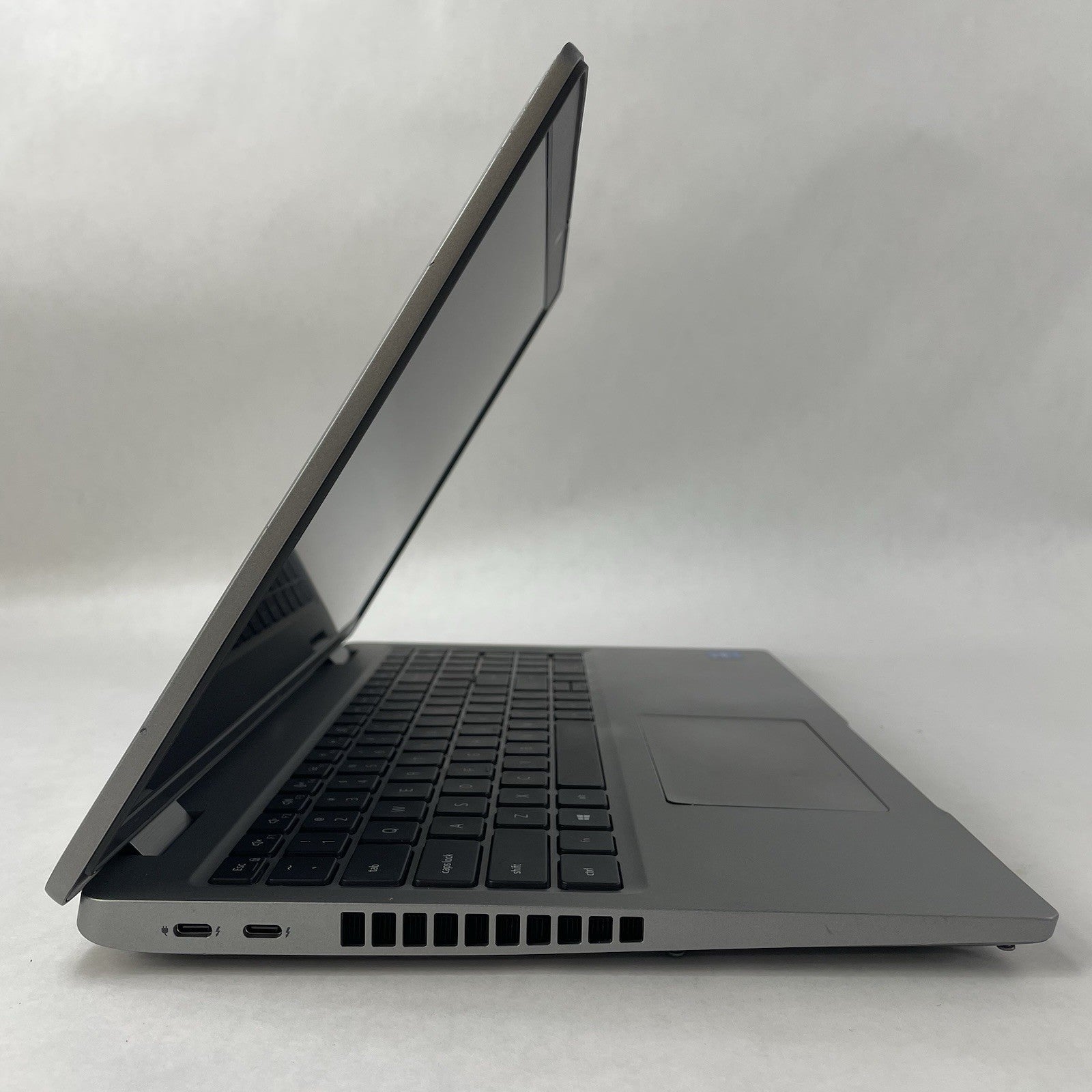Dell Latitude 5520 15.6" i5-1135G7 2.4GHz 8GB RAM No SSD/OS/AC - Scratched Paint4
