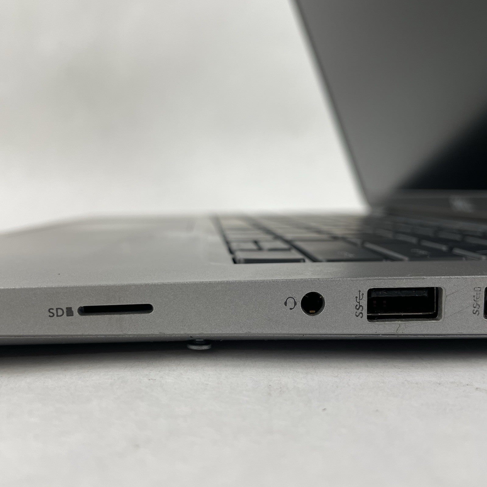 Dell Latitude 5420 14" i5-1135G7 2.40 GHz 8 GB RAM No SSD/OS/AC/Batt - Paint7