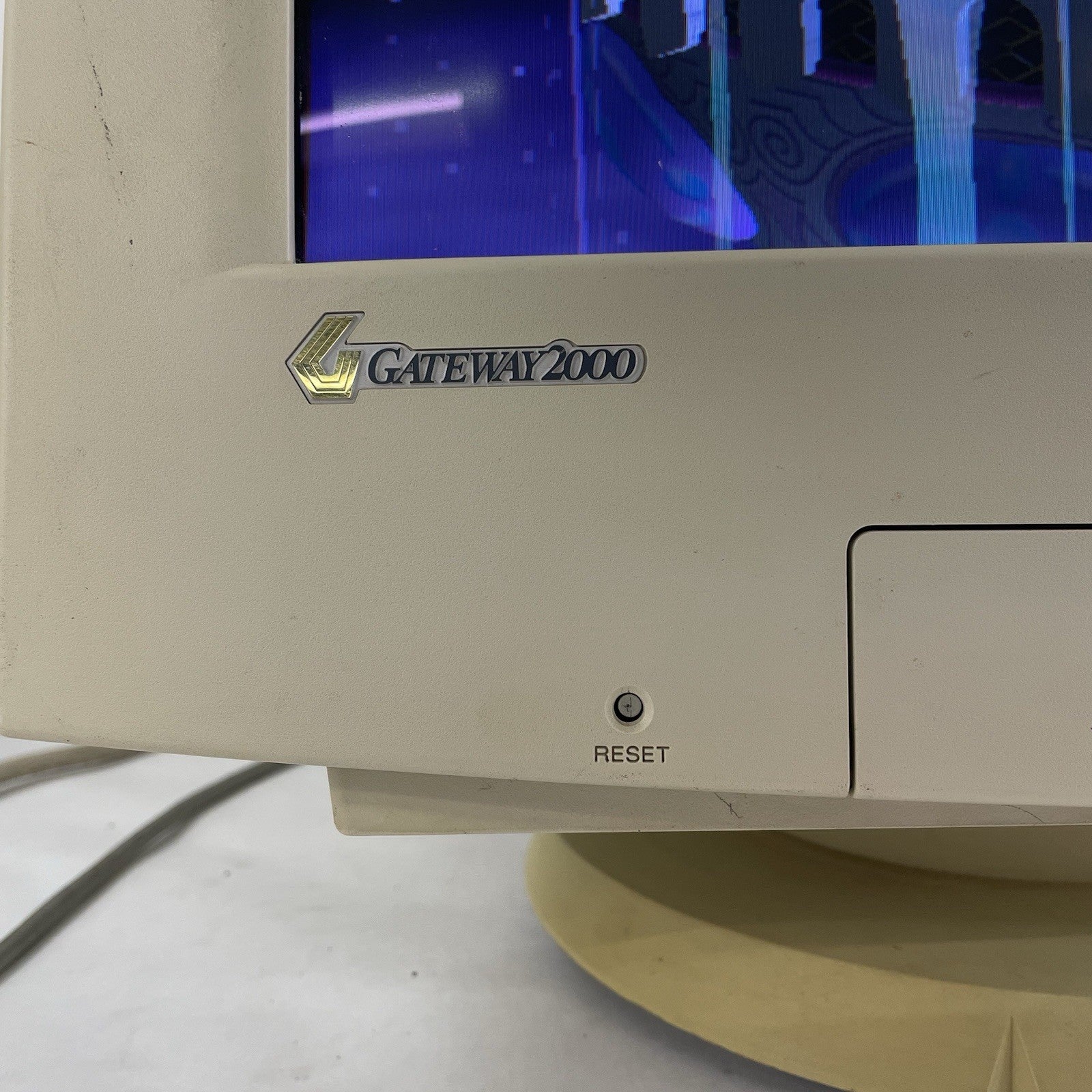 Gateway CPD-GF250T CRT Monitor 85HZ Tested2