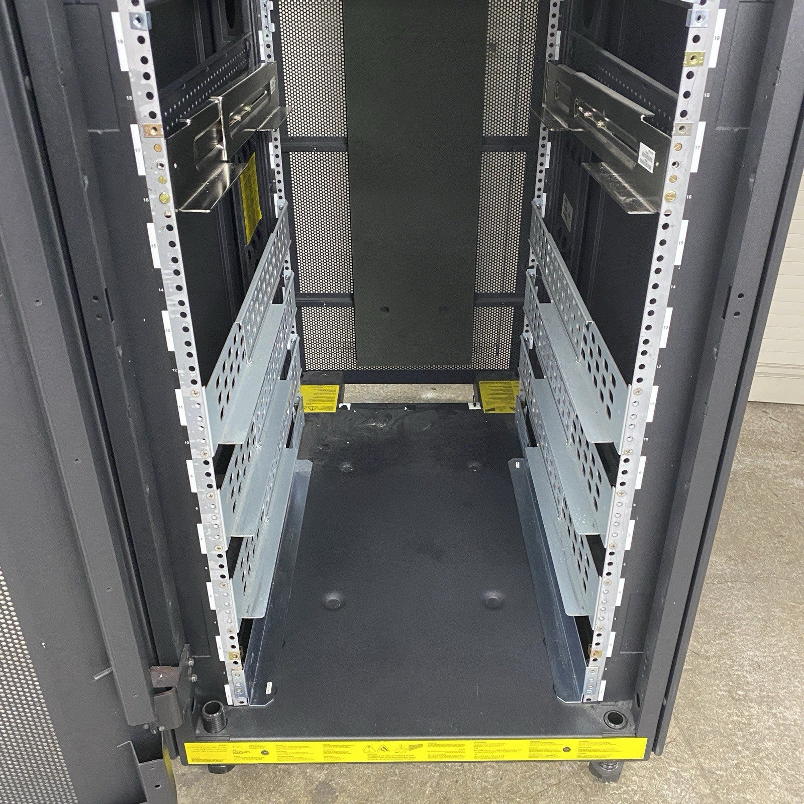 IBM 7014-T00 Enterprise 19" Rack Enclosure No Keys4