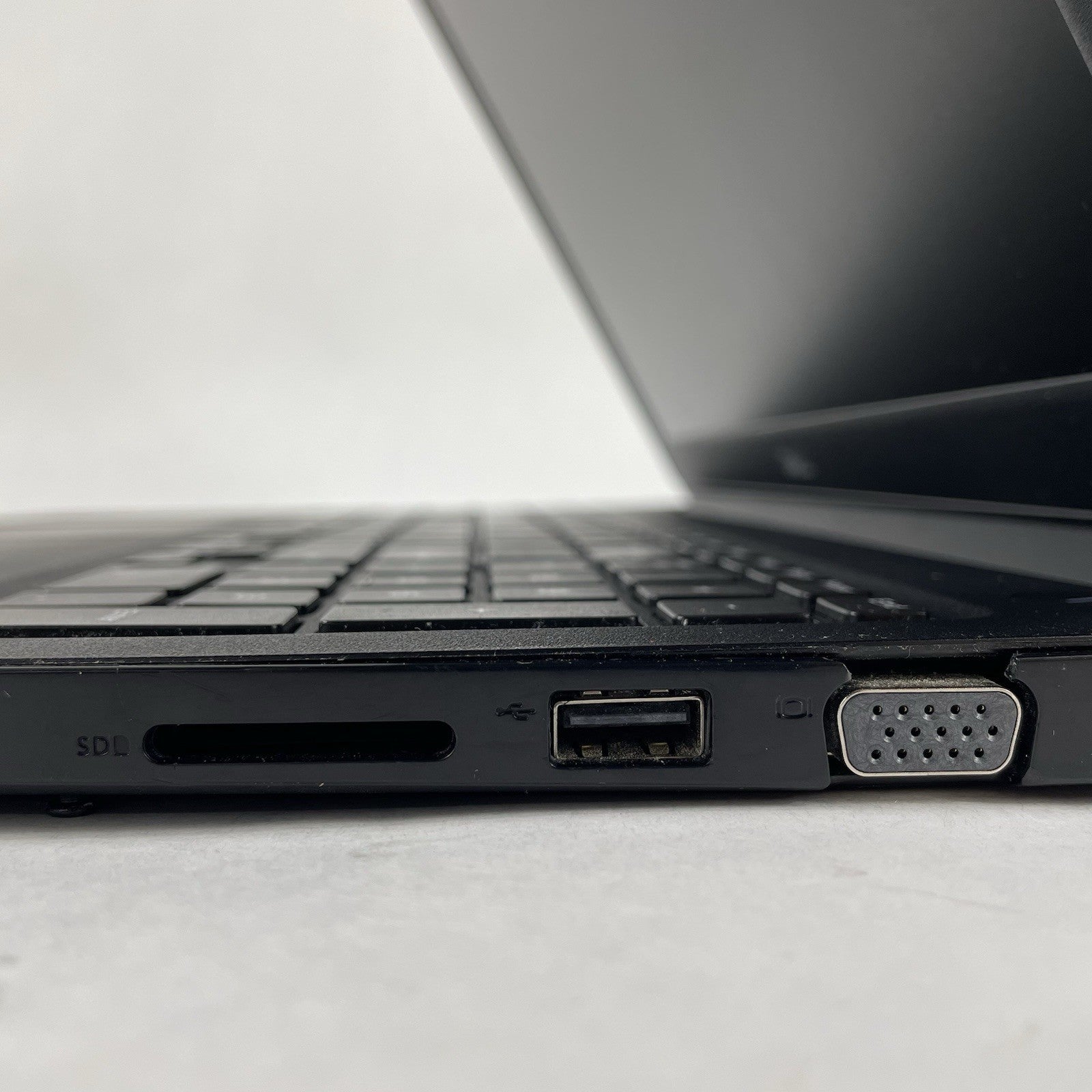 Dell Latitude 3500 15.6" i5-8265U 1.60GHz 8GB RAM No SSD/OS/AC/Batt - Bad Bottom7