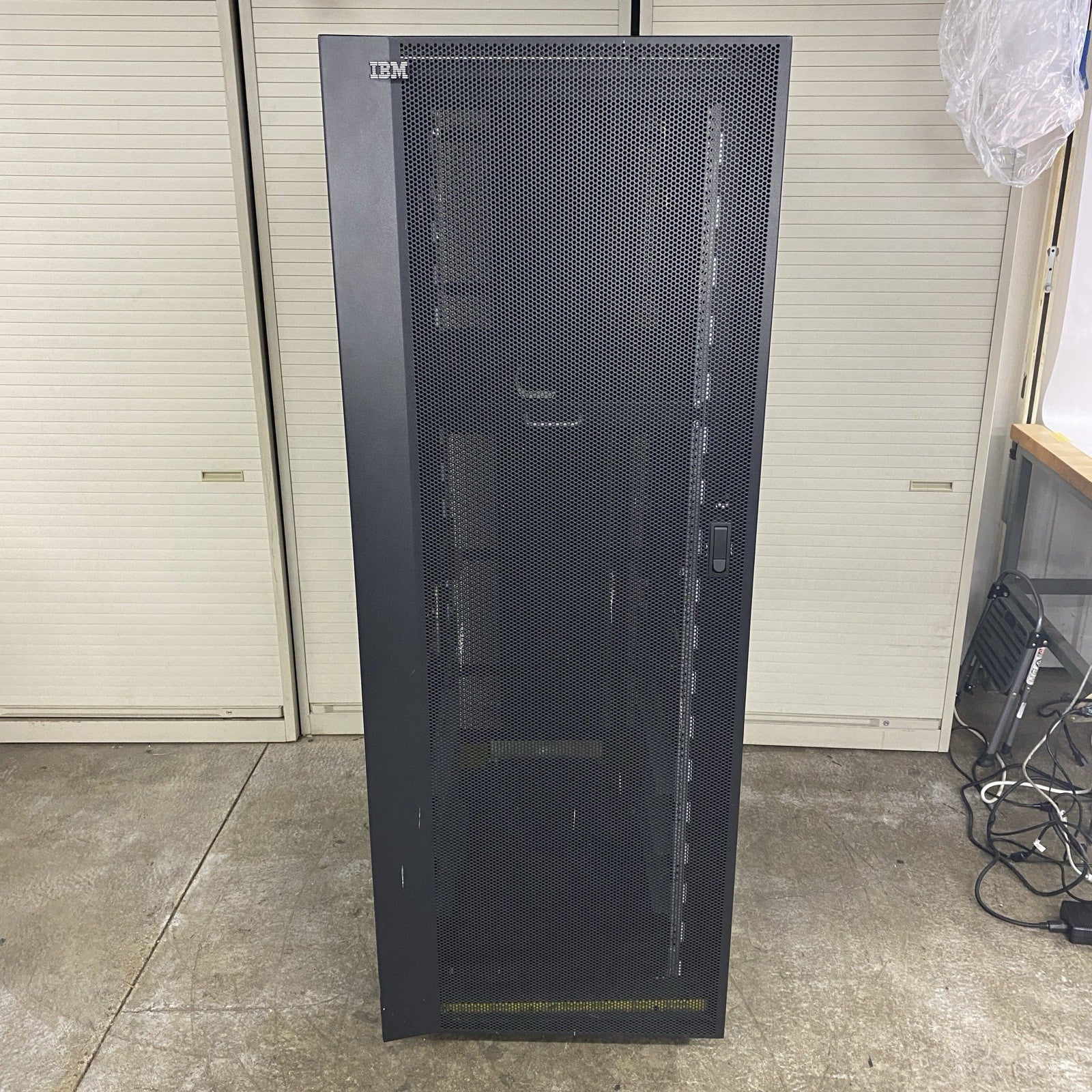 IBM 7014-T00 Enterprise 19" Rack Enclosure No Keys1