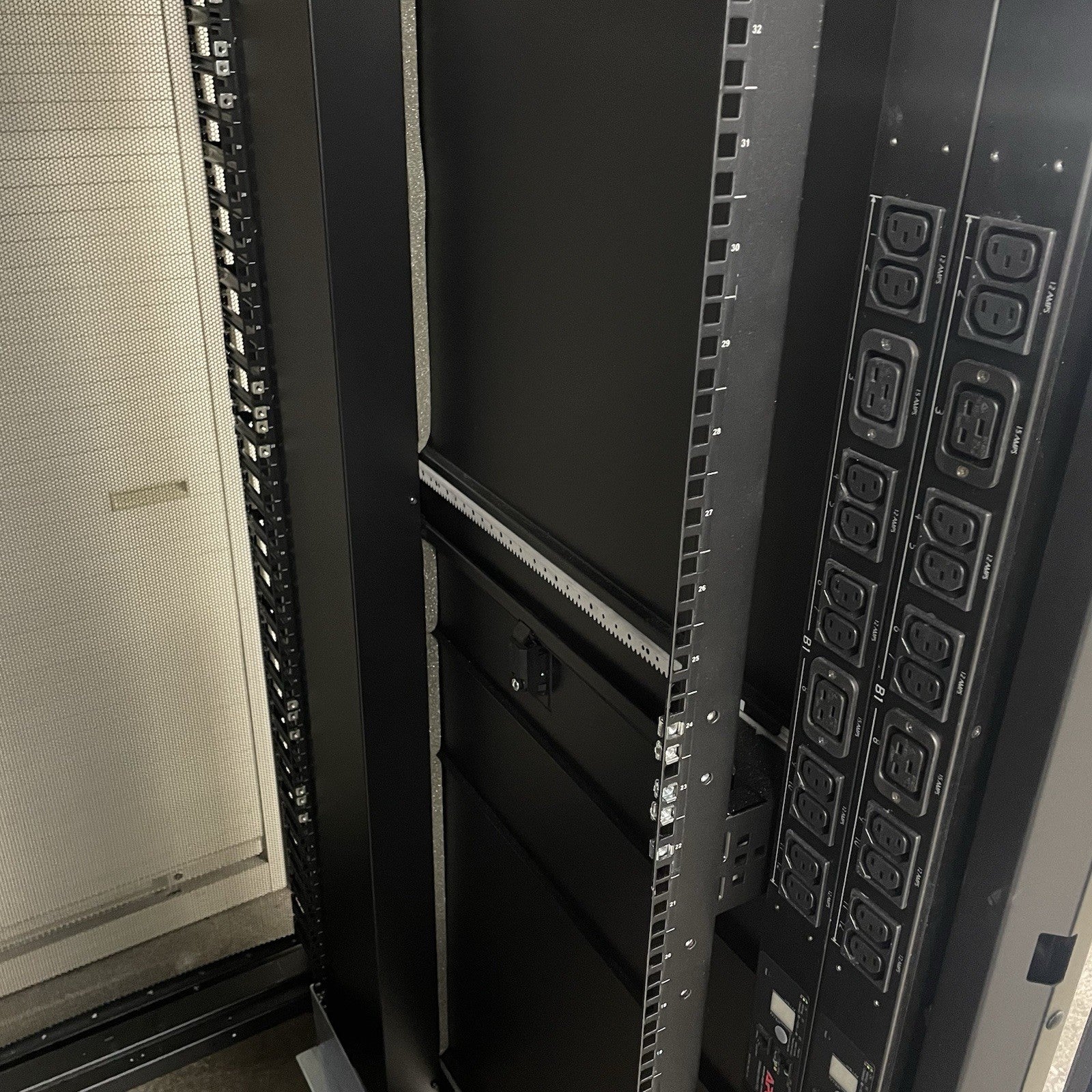 APC E242296 NetShelter SX 42U Server Rack 19" Enclosure Cabinet No Key