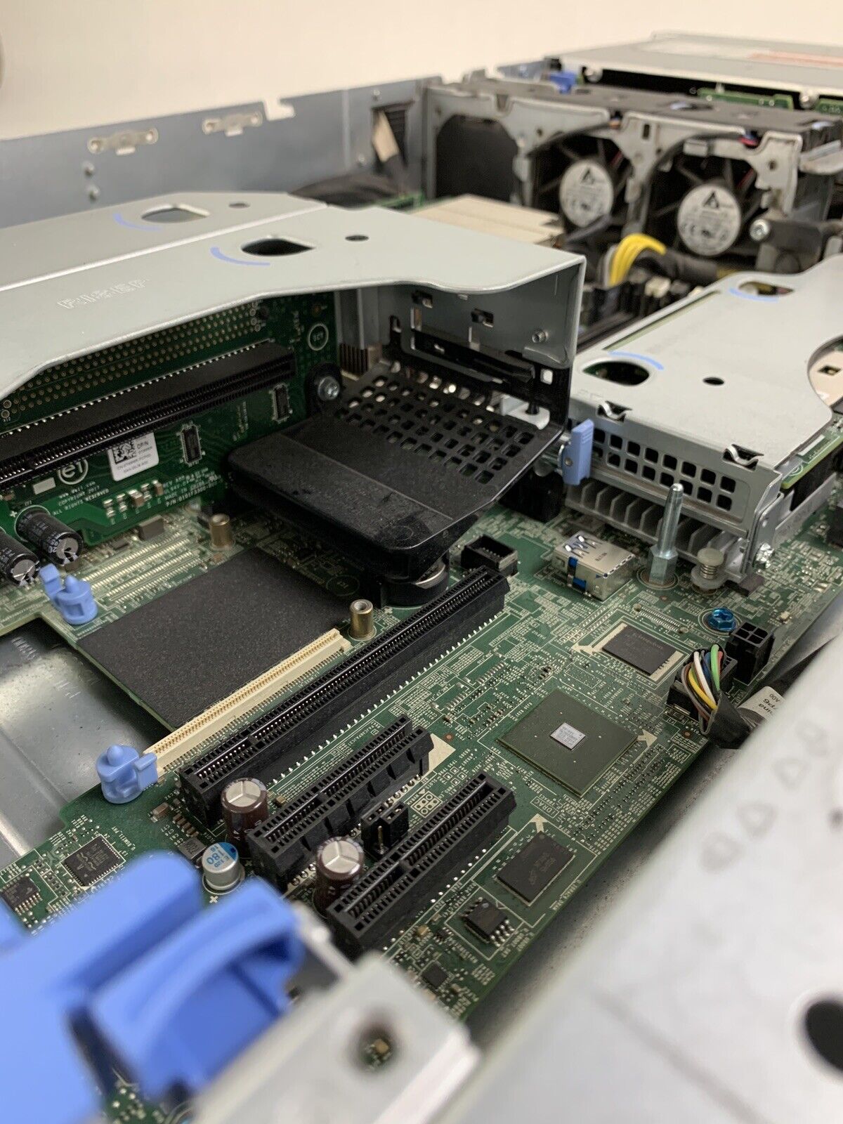 Dell EMC PowerEdge R540 Server 1x Silver 4215 2.50 GHz 64GB Ram No HDD No OS