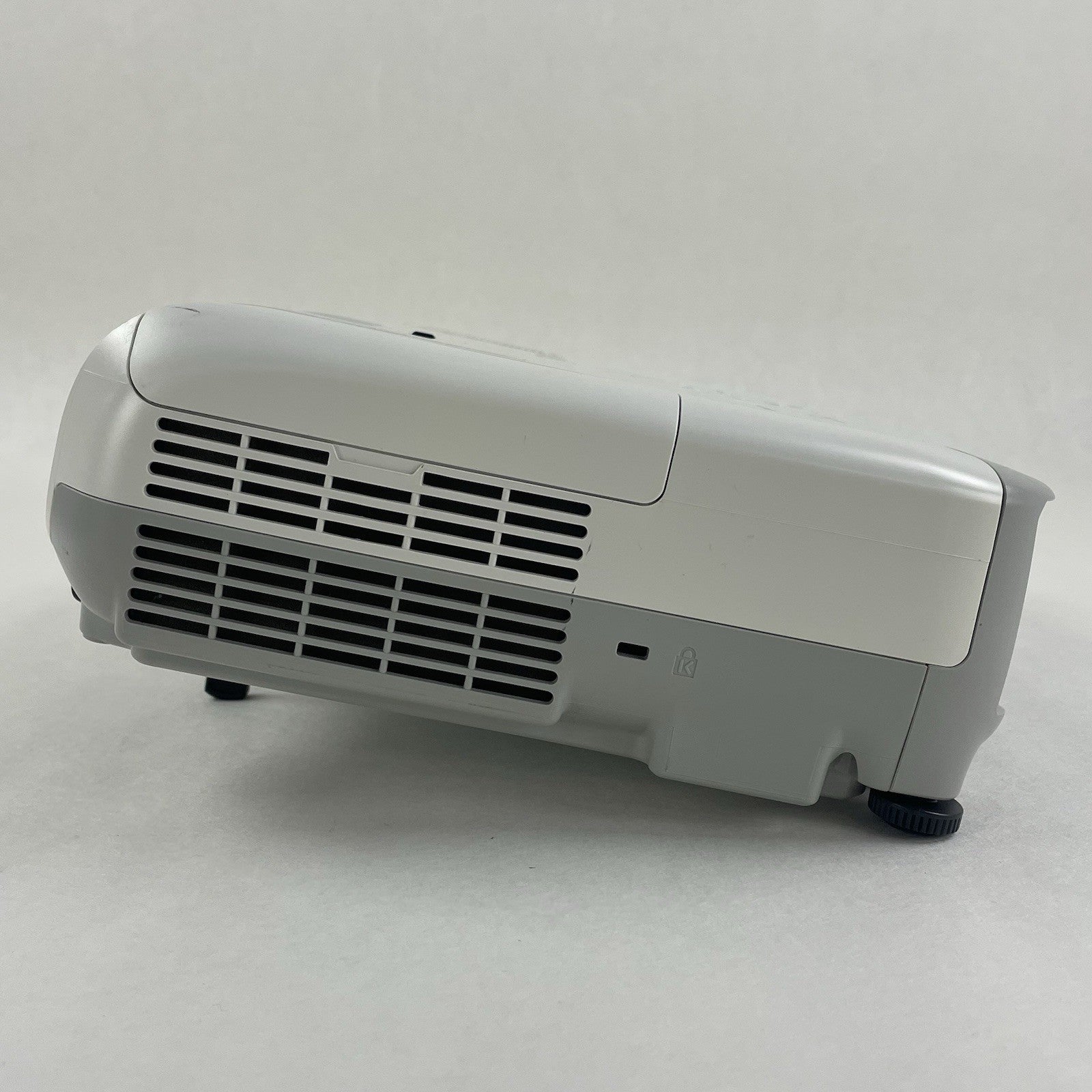 Epson H687A White Portable 100-240V 3LCD LCD (456 Lamp Hours)