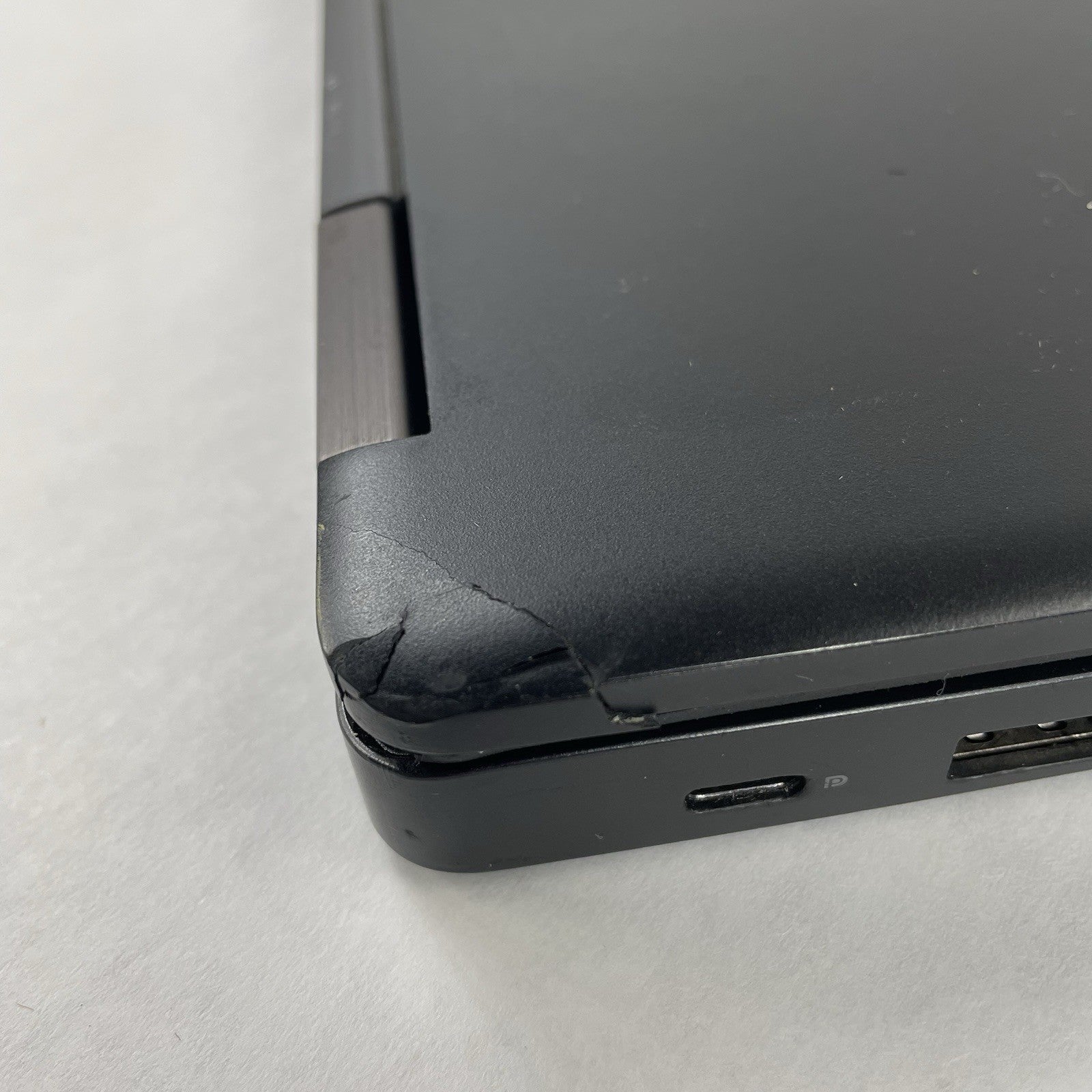 Dell Latitude 5580 15.6" i5-7300U 2.60 GHz 8 GB RAM No SSD/OS/Batt - Bad Corner13