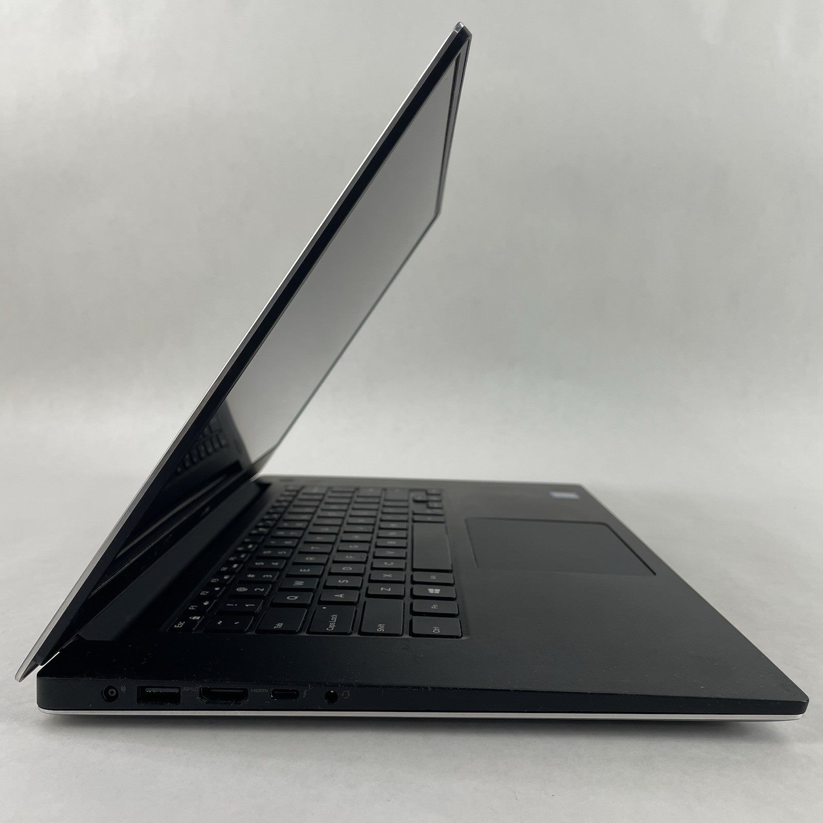 Dell XPS 15 9560 15.6" i7-7700HQ 2.80 GHz 8 GB RAM No SSD/OS/AC5