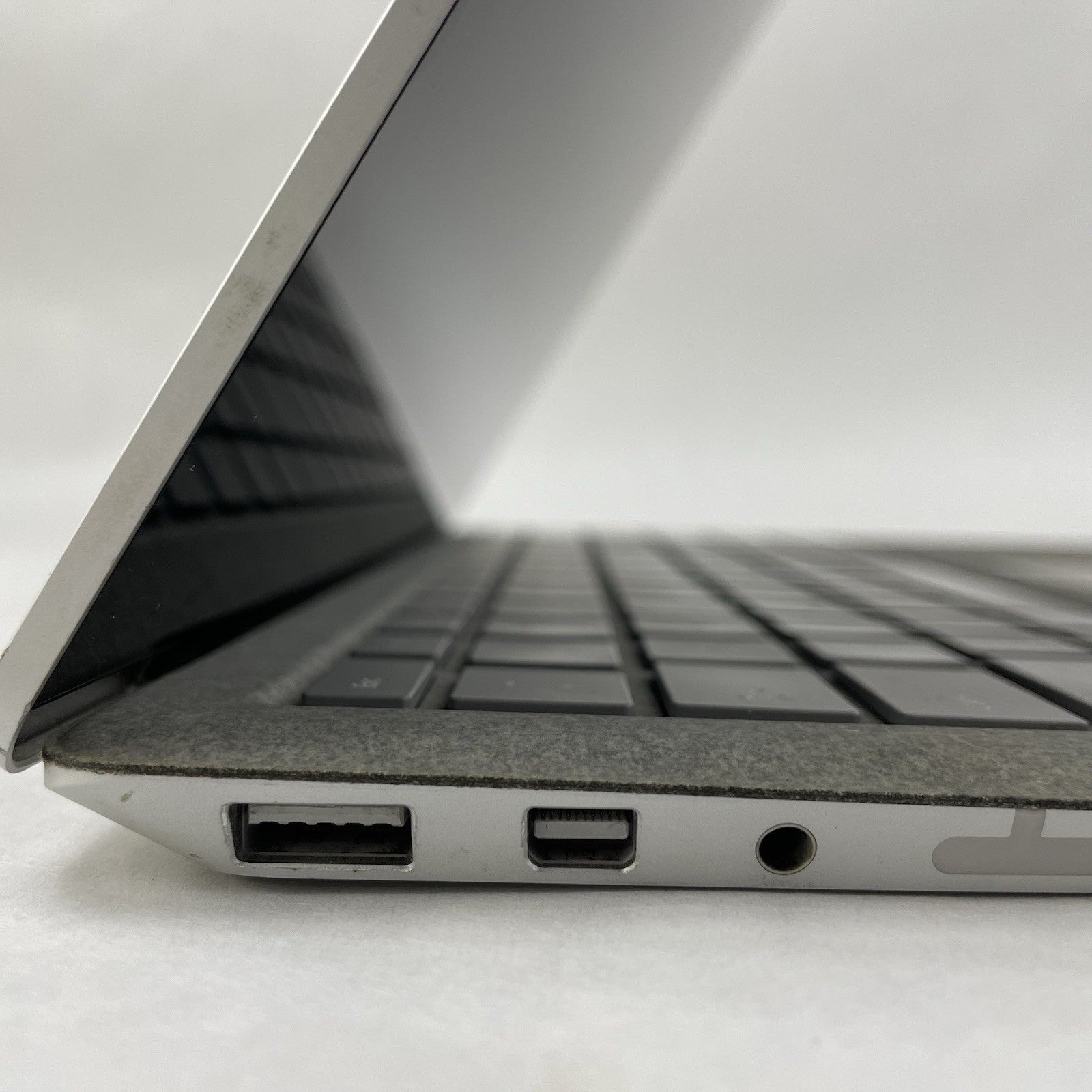 Microsoft Surface Laptop 13.3" i5-7200U 2.50 GHz 8 GB RAM 256 GB SSD Windows 114