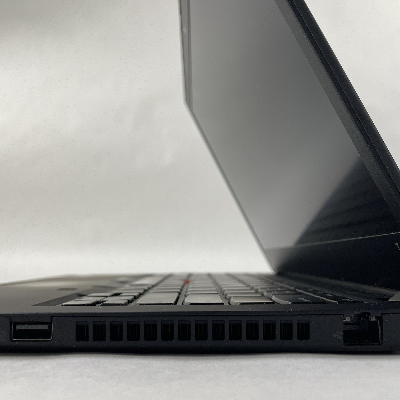 Lenovo ThinkPad T490 14" i5-8365U 1.60 GHz 8 GB RAN No SSD/OS/AC - Chipped Palm8