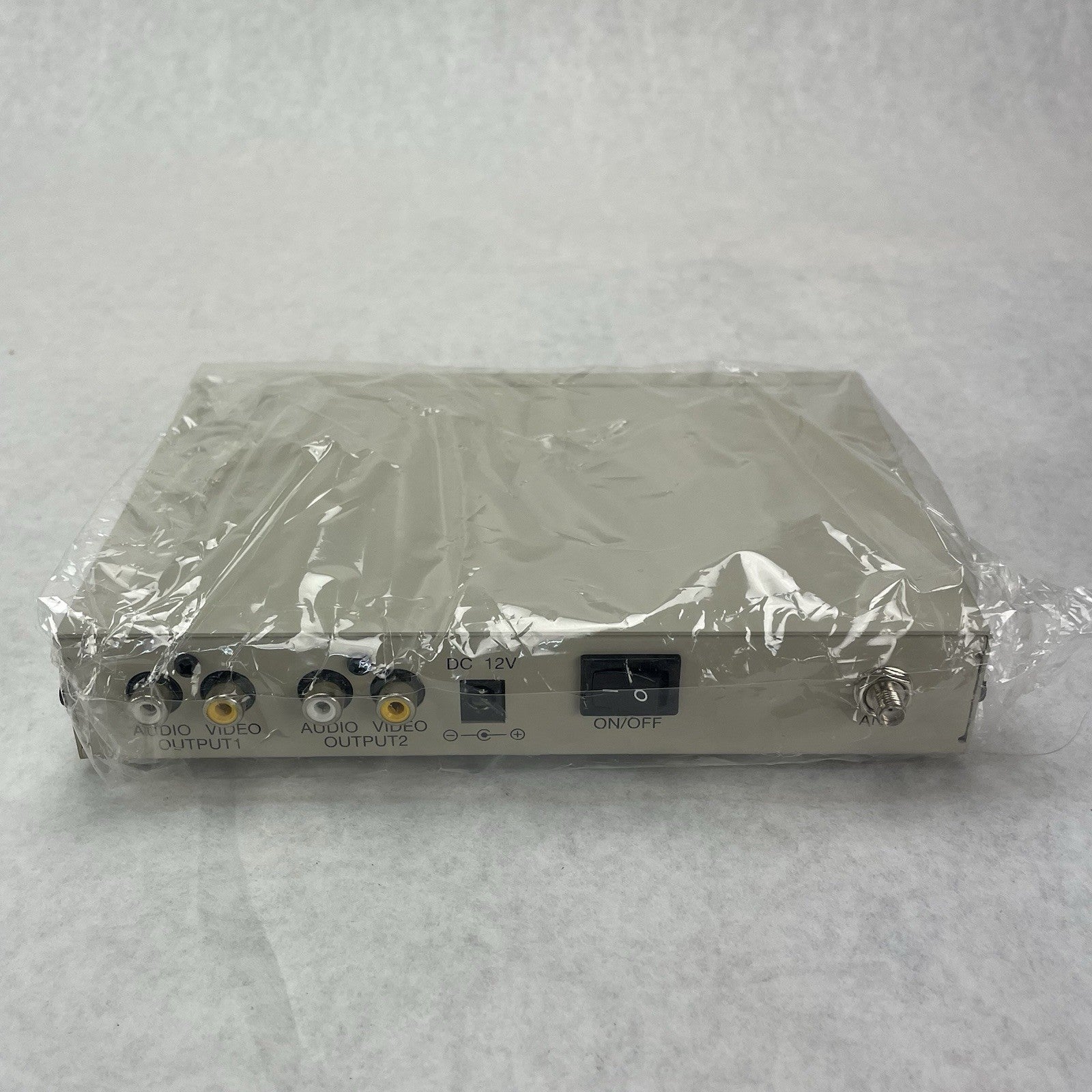 CCTV-900 Wireless AV Receiver & Switcher 2x Audio/Video Output DC12V- No Cord4