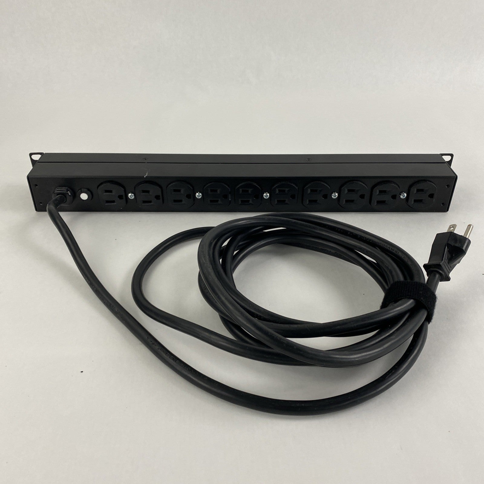APC AP9562 Basic Rack PDU w/ Rack Ears3