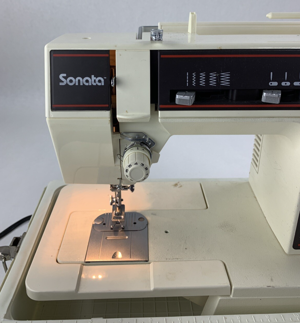 Singer Sonata 6610 Sewing Machine Powers and Runs w/ Cover Case and Manual