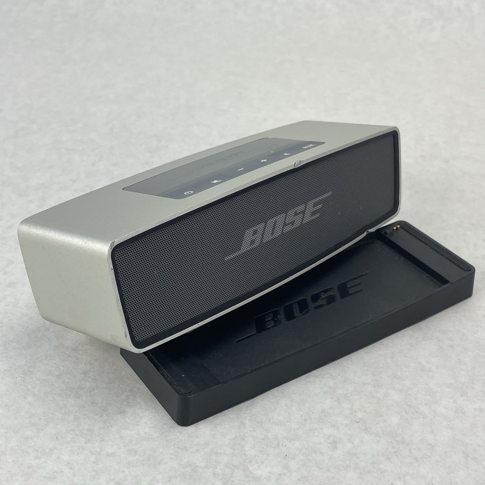 Bose 413295 SoundLink Portable Bluetooth Speaker Silver and Cradle No Power Cord0