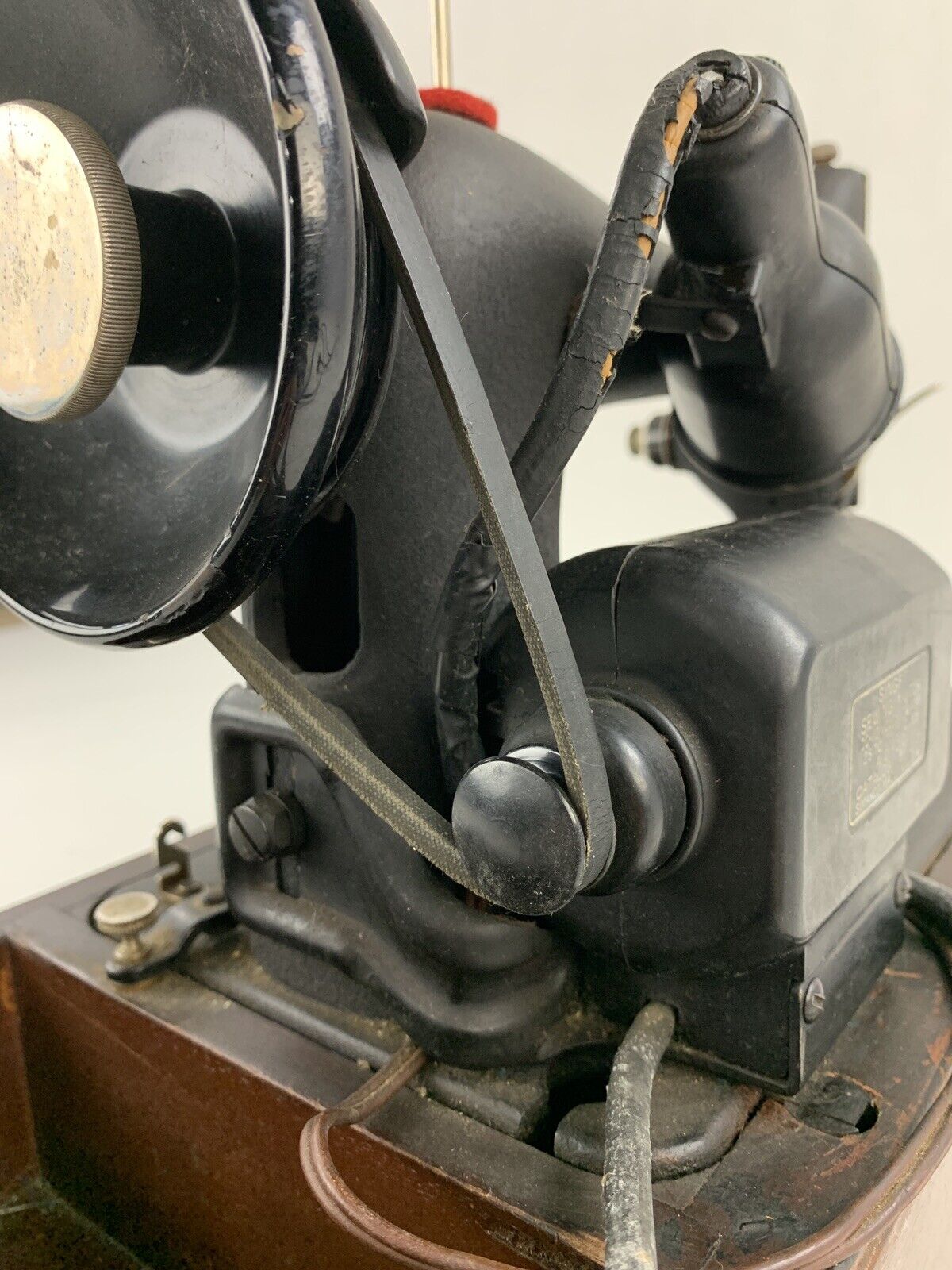 Singer Sewing Machine 15-7 Powers On Motor Runs Dried Belts