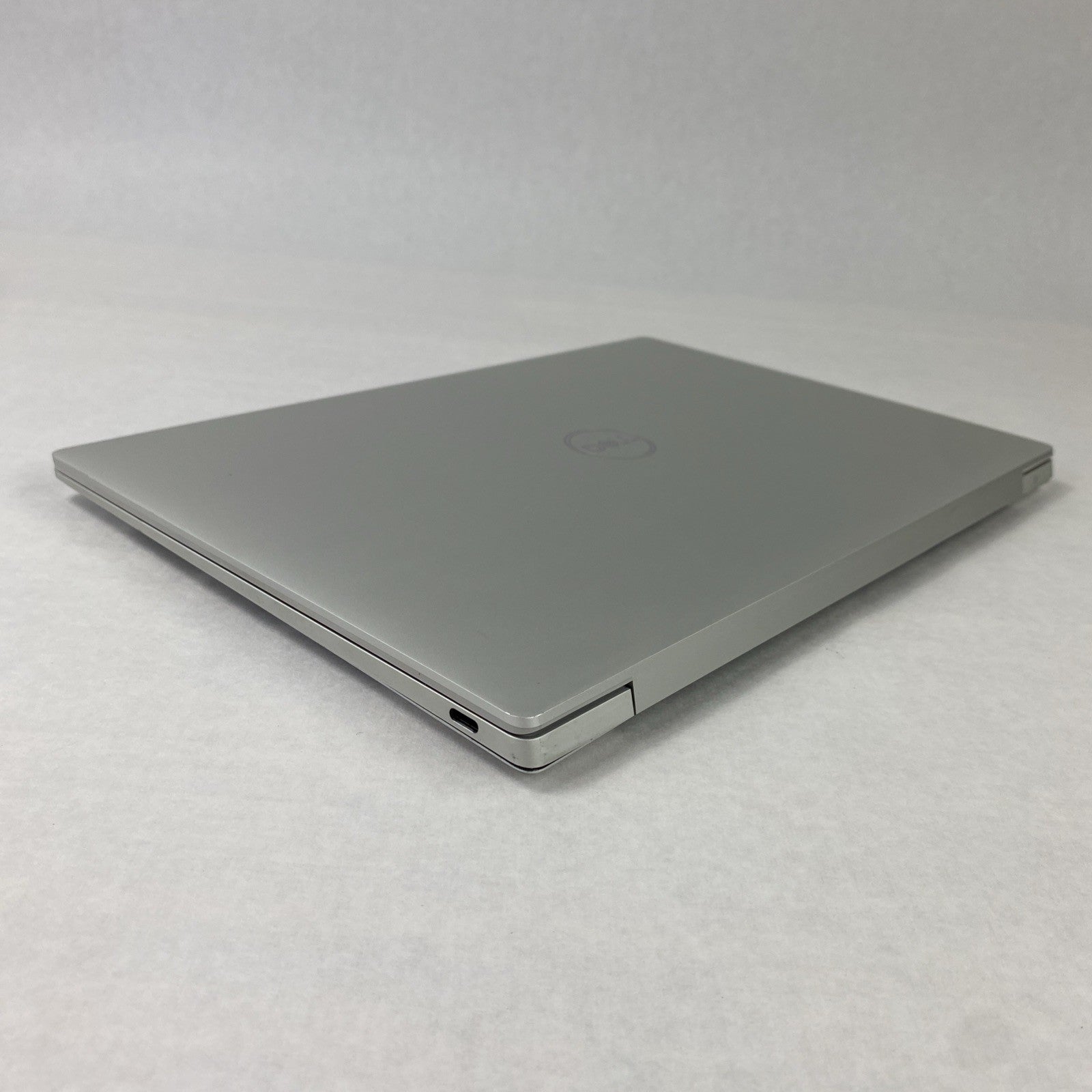 Dell XPS 9320 13.3" Touch i7-1260P 3.26 GHz 16 GB No HDD No OS