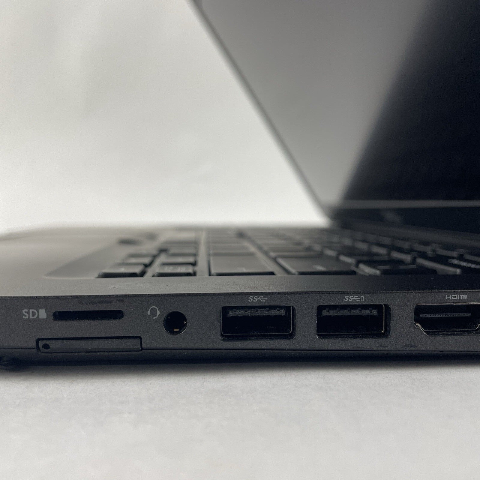 Dell Latitude 5400 14" i5-8365U 1.60 GHz 8 GB RAM No SSD/OS/AC/Batt- Bad Bottom10