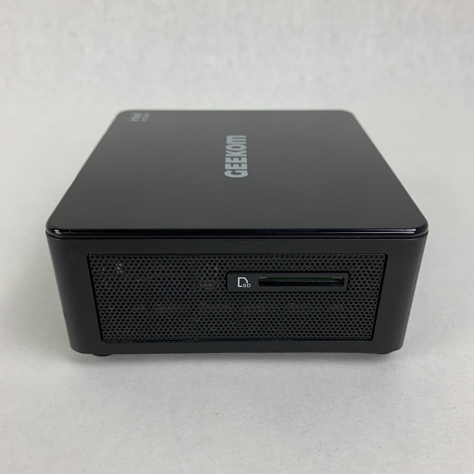 Geekom GM08i5T Mini PC Intel i5-8259U 2.3 GHz 16 GB RAM No OS No HDD No AC