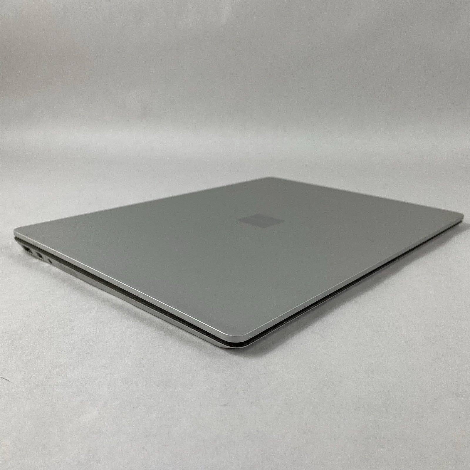 Microsoft Surface Laptop 13.3" i5-7200U 2.50 GHz 8 GB RAM 256 GB SSD Windows 118