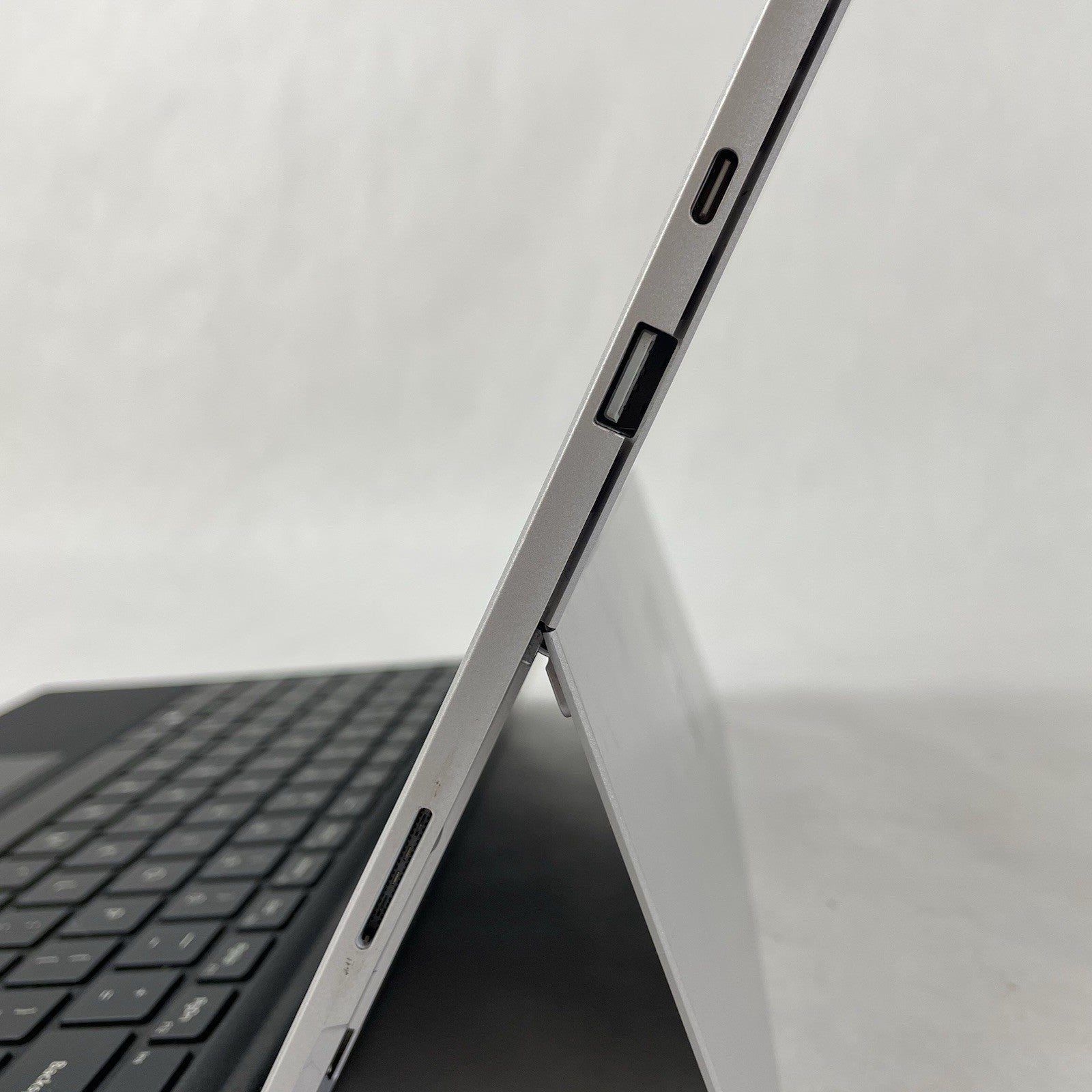 MicroSoft Surface Pro 7 13.3" i7-1065G7 1.30 GHz 16 GB RAM 256 GB SSD Windows 116