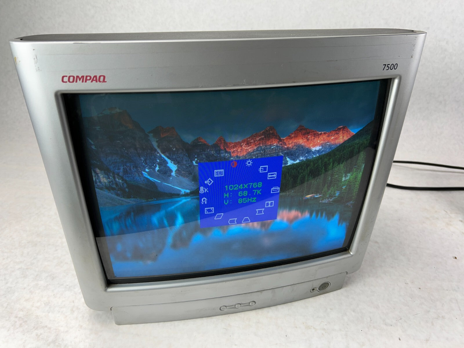 HP Compaq CV7500 17" Color Monitor 262243-339 1024x768 @85Hz NO STAND