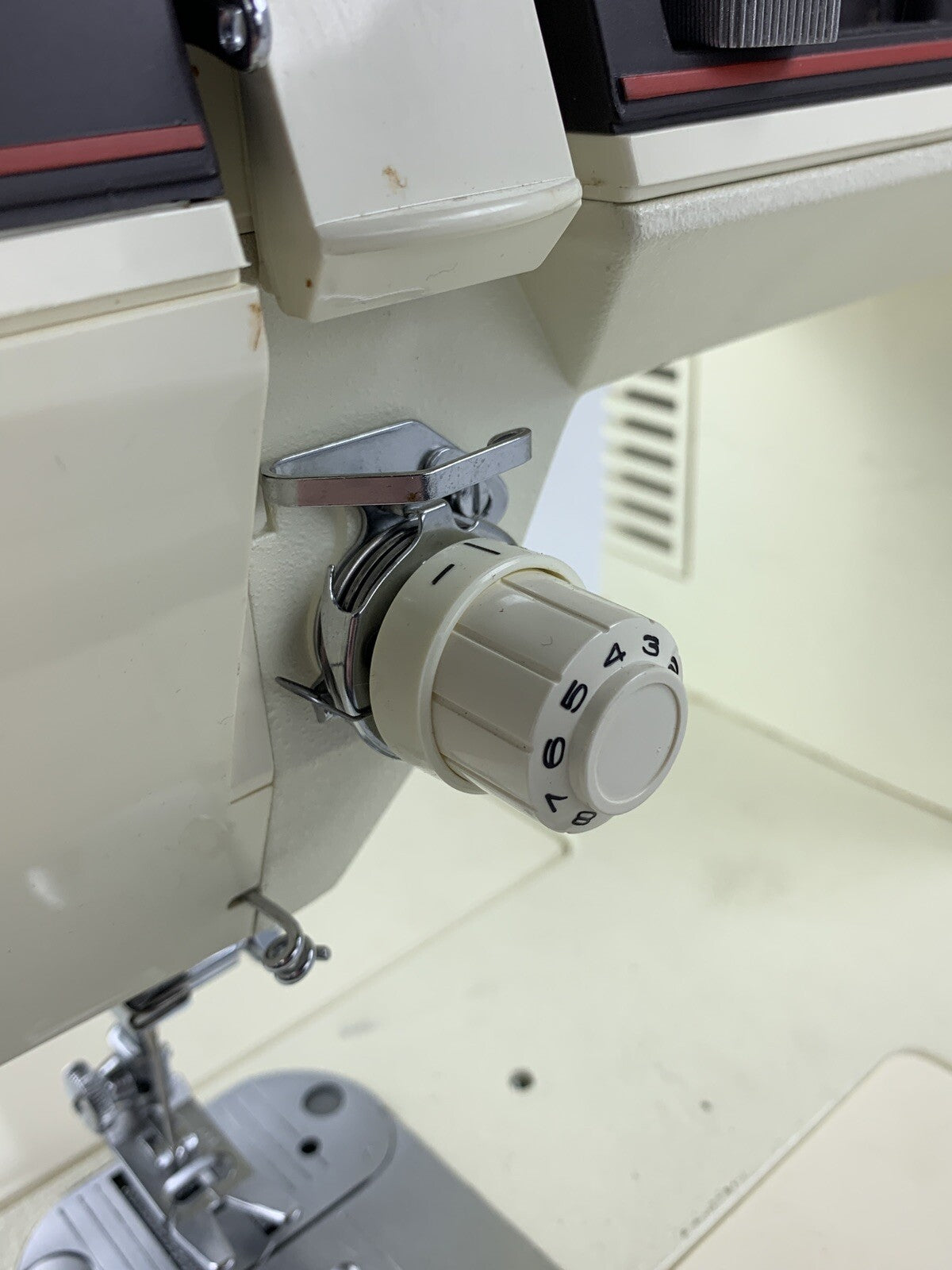 Singer Sonata 6610 Sewing Machine Powers and Runs w/ Cover Case and Manual