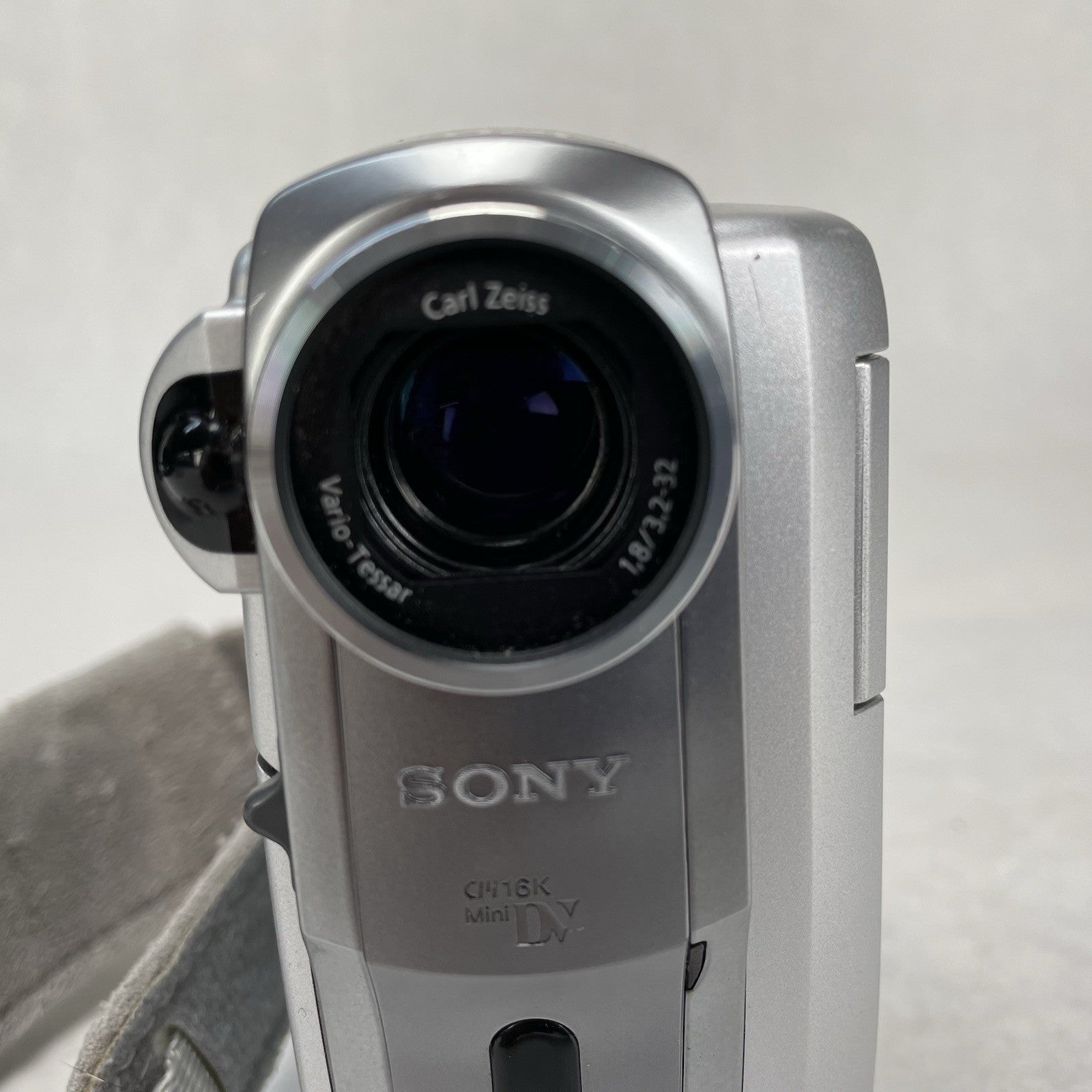 Sony Handycam DCR-PC109 Mini DV Hybrid Camcorder With Nightshot / Nightvision