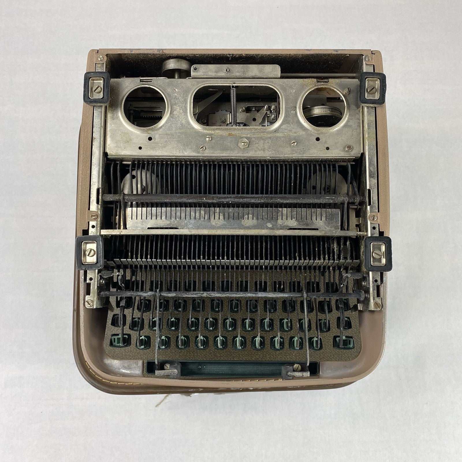 Remington Quiet Riter Miracle Tab Manual Typewriter with Case and Key Untested