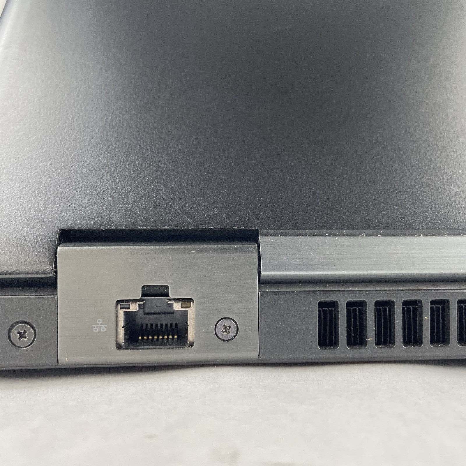 Dell Latitude 5580 15.6" i5-7440HQ 2.8GHz 8GB RAM No SSD/OS/AC - Bad Hinge Cover10