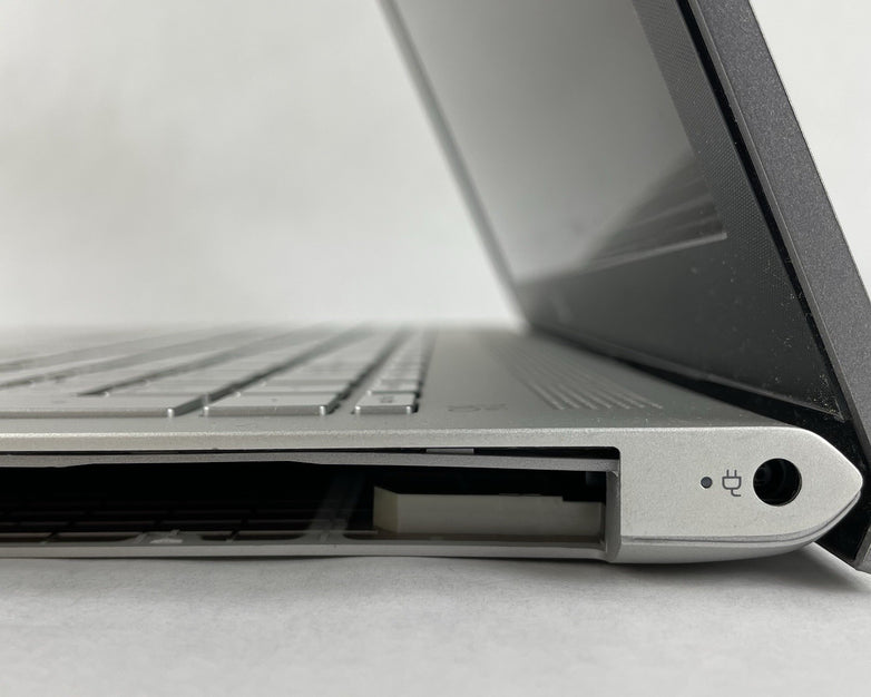 HP Pavilion 15-cc123cl 15.6" i5-8250U 1.60 GHz 8GB RAM No SSD No OS - Bad Bottom