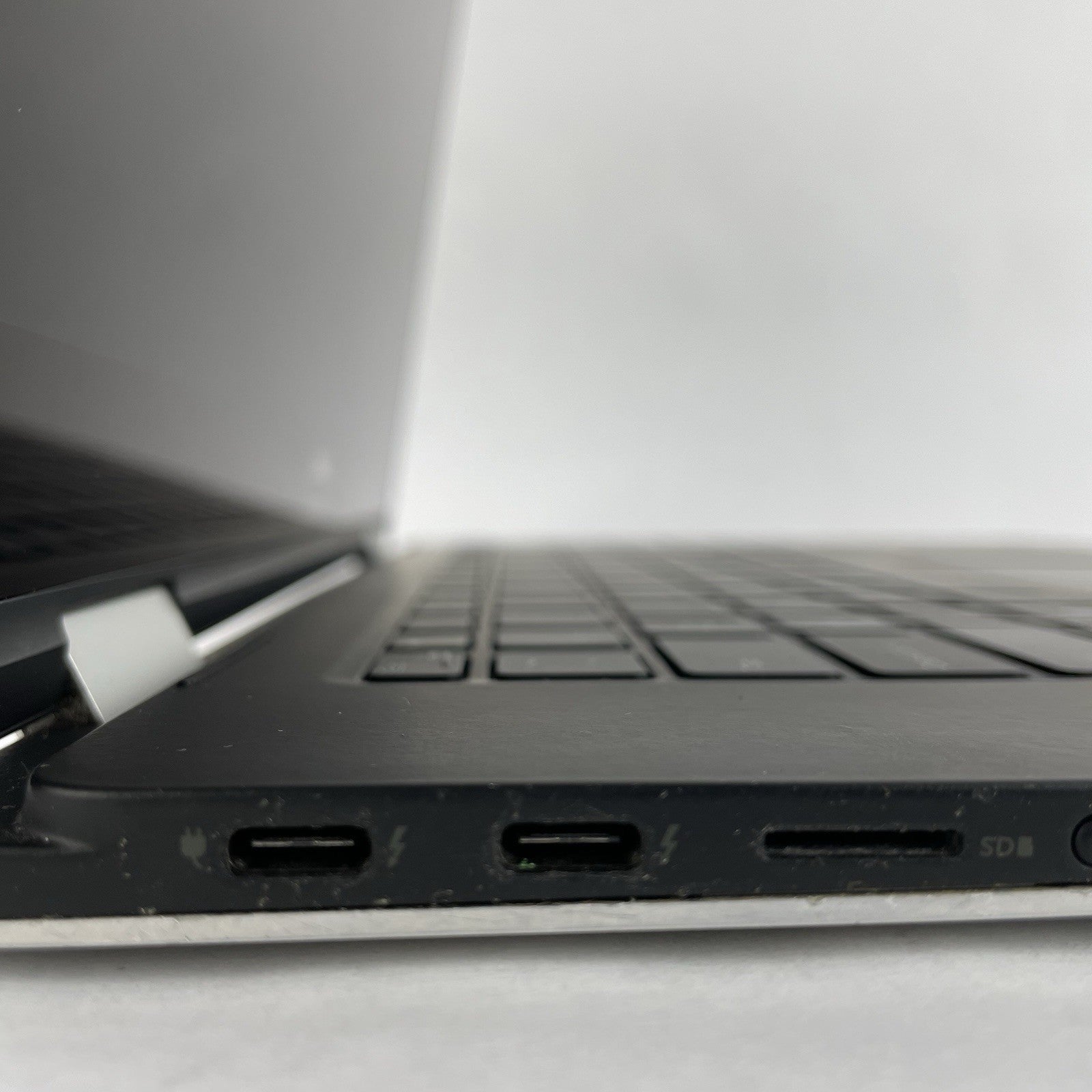 Dell XPS 15 9575 2-in-1 15.6" i5-8305G 2.80 GHz 8 GB RAM No SSD/OS/AC/Battery8