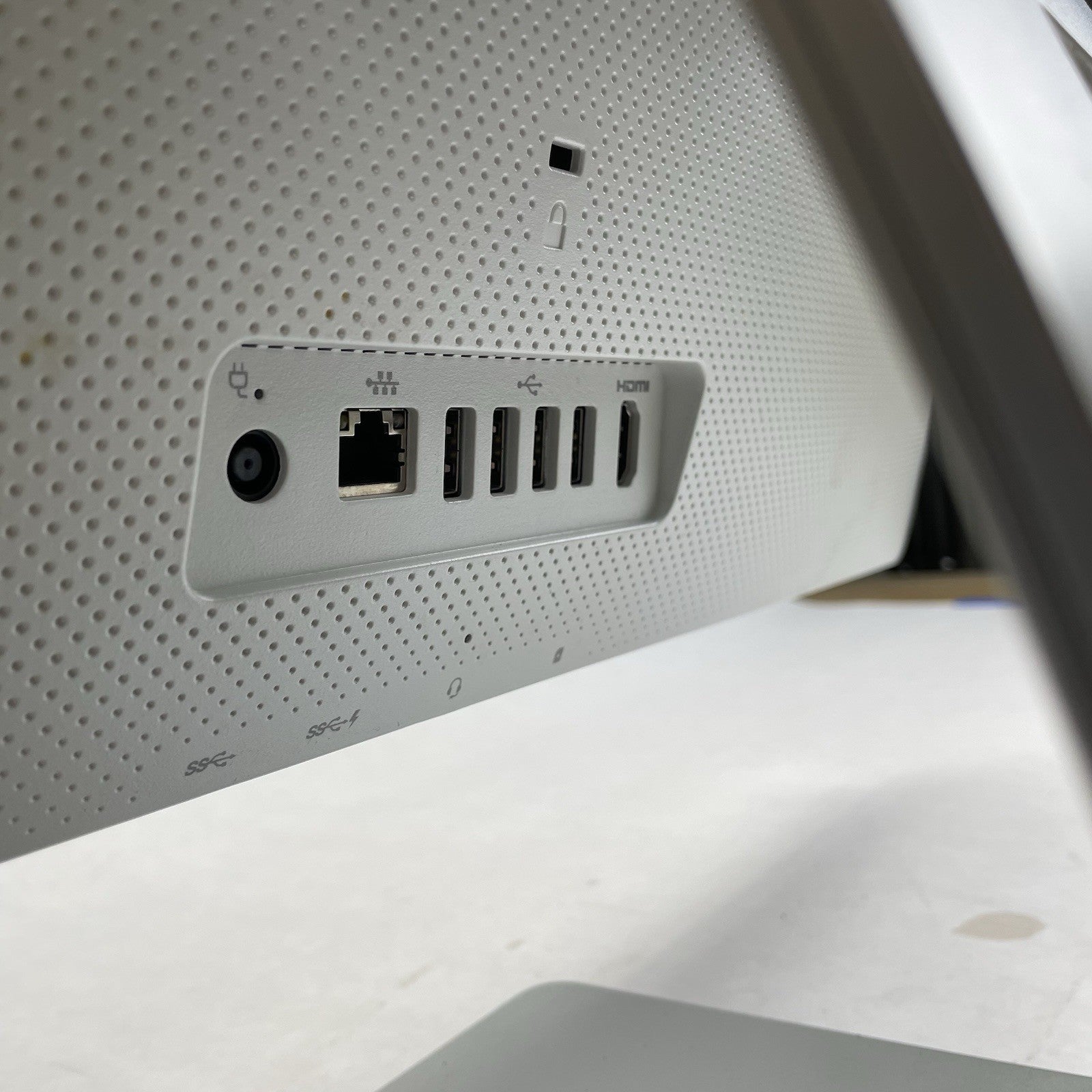 HP Pavilion 23-q242 AMD A6-7310 2.0 GHz 8 GB Ram No HDD No OS