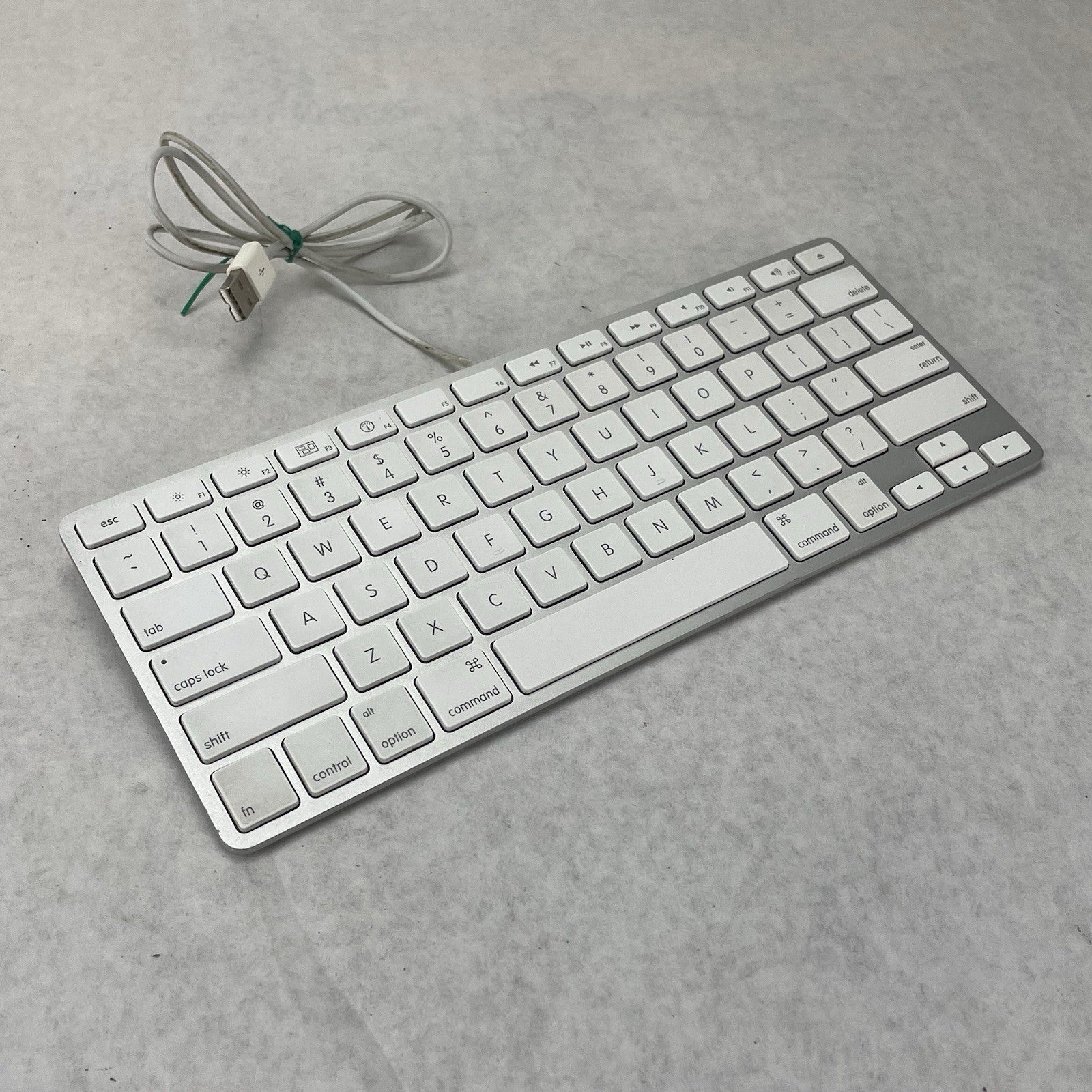 Apple A1242 Wired Keyboard English0