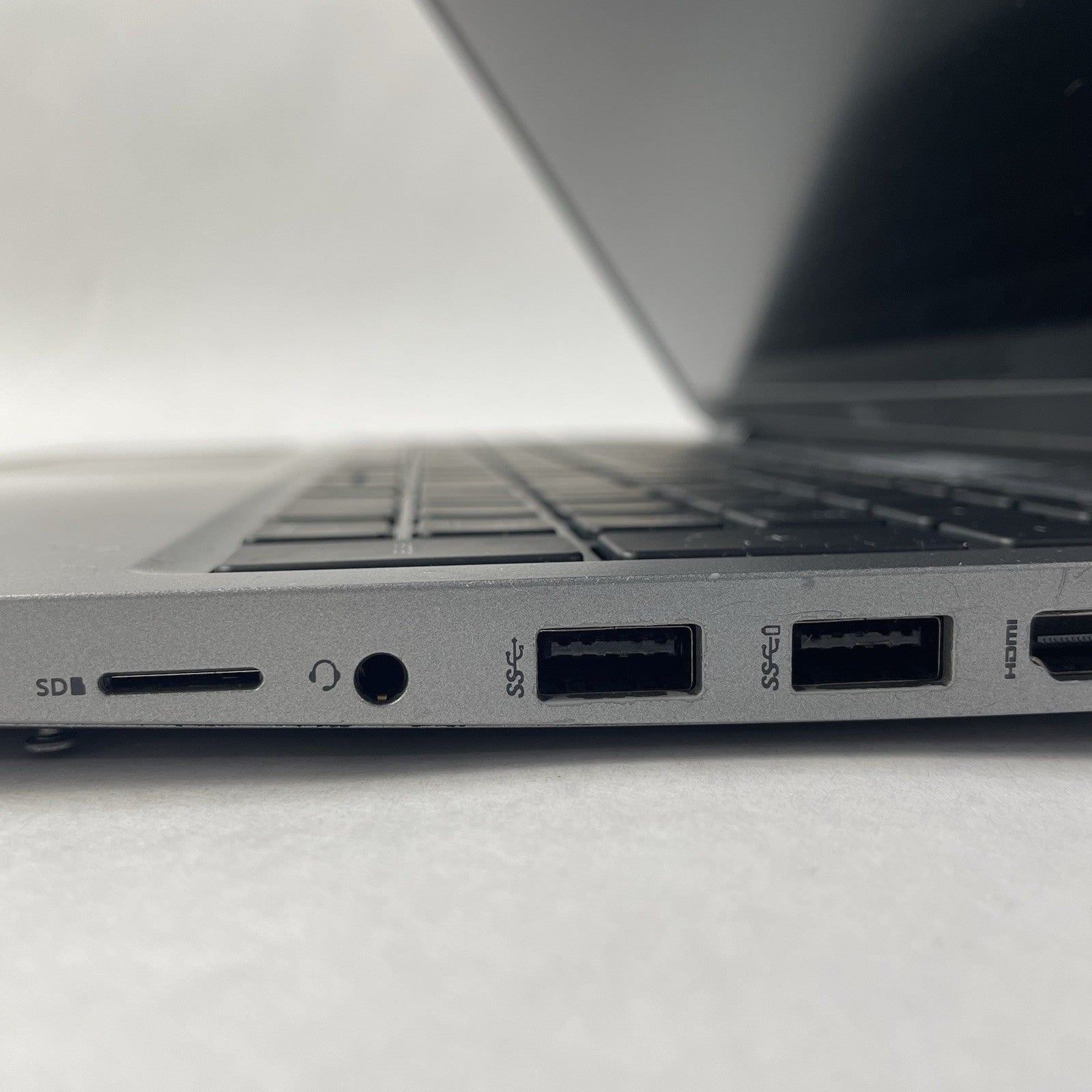 Dell Latitude 5520 15.6" i5-1135G7 2.40 GHz 8 GB RAM No SSD/OS/AC - Bad C-Port8