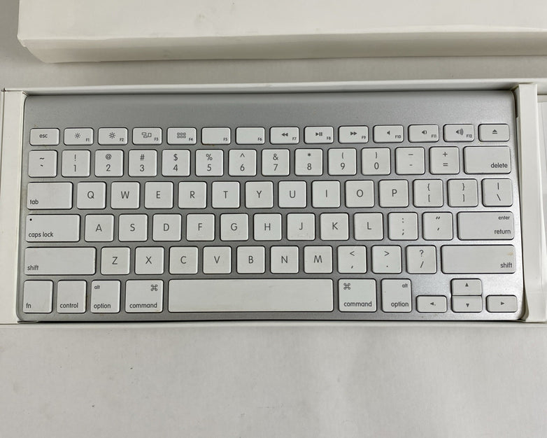 Apple A1314 Wireless Keyboard Power Tested No Mouse No Batteries
