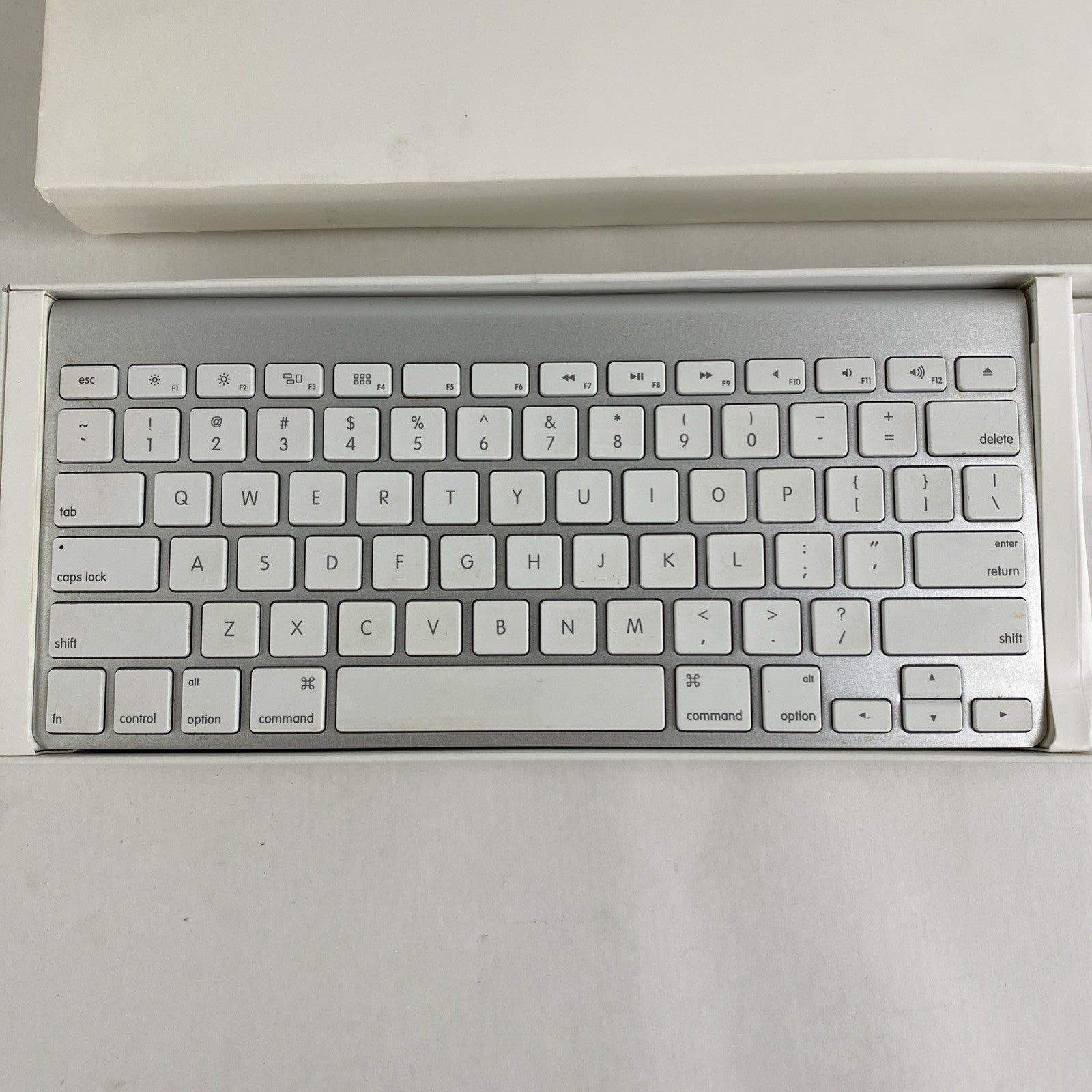 Apple A1314 Wireless Keyboard Power Tested No Mouse No Batteries4