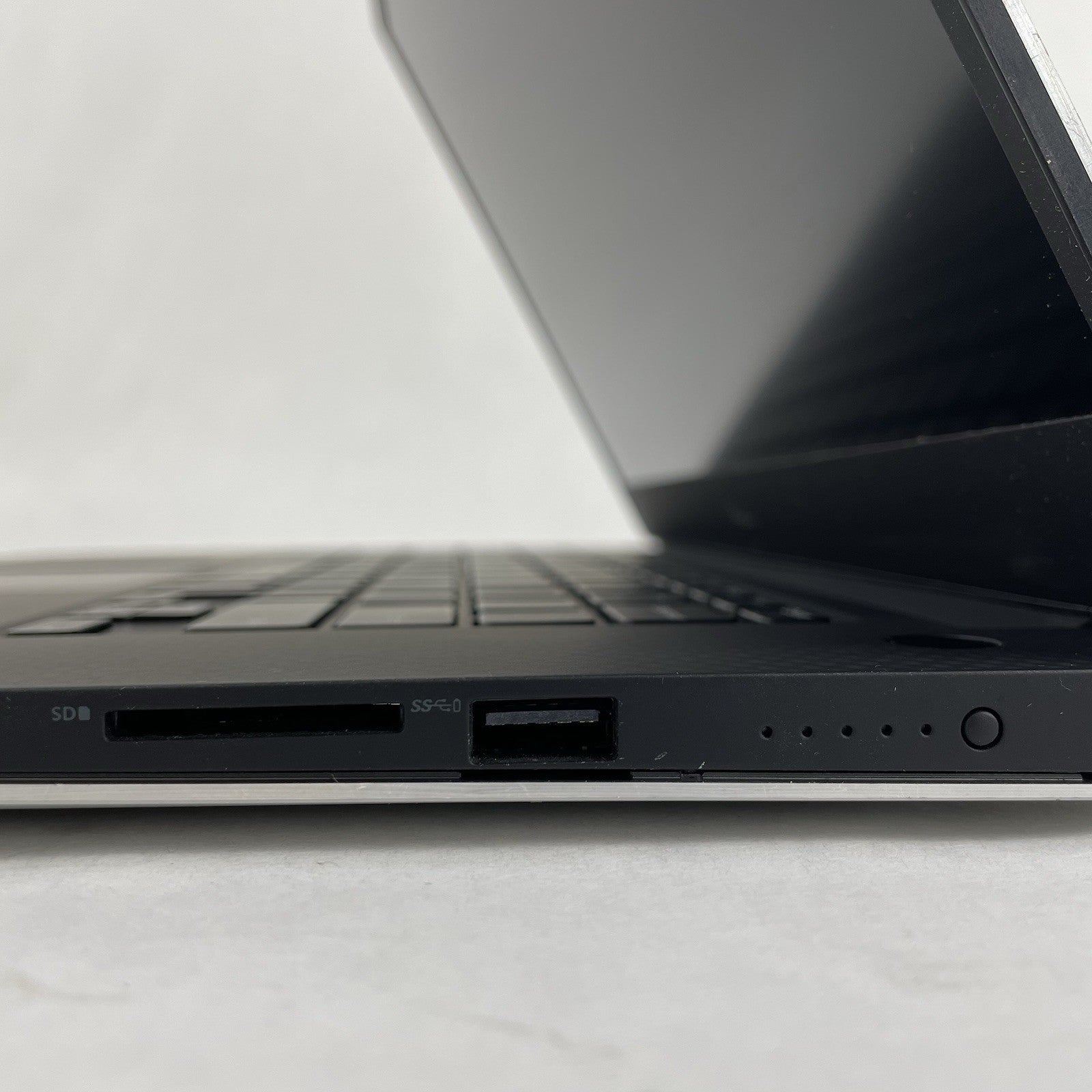 Dell XPS 15 9570 15.6" i5-8300H 2.30 GHz 8 GB RAM No SSD/OS/AC - Bent Bottom11