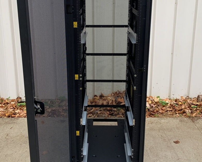 IBM NetBAY 9308 42U Enterprise Server Cabinet Rack 42S w/ Keys and Side Panels