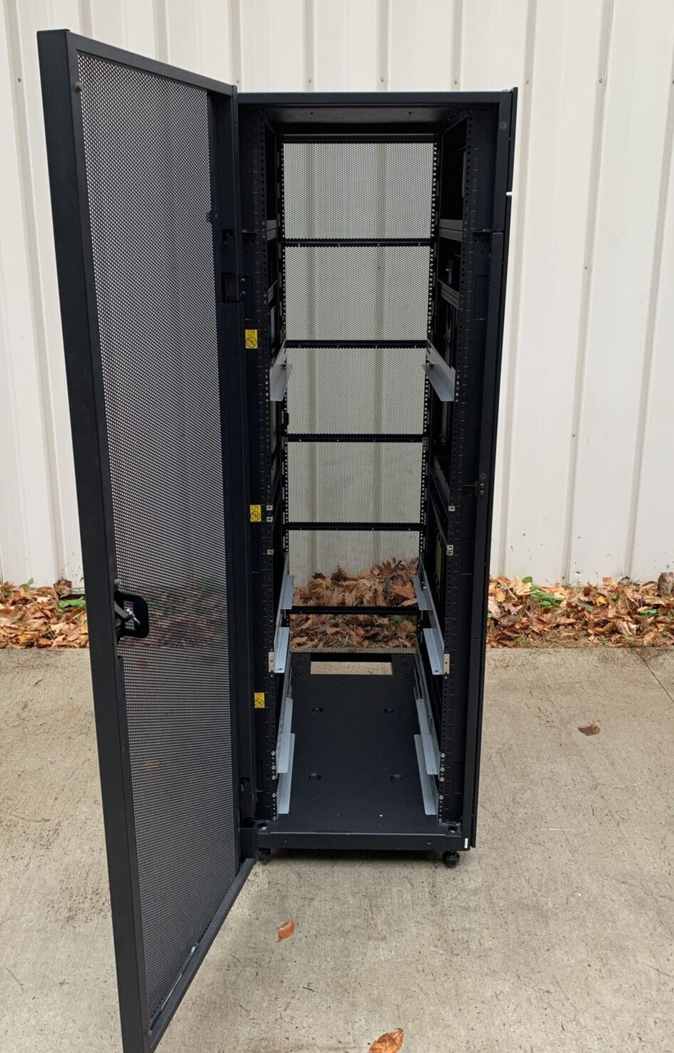 IBM NetBAY 9308 42U Enterprise Server Cabinet Rack 42S w/ Keys and Side Panels