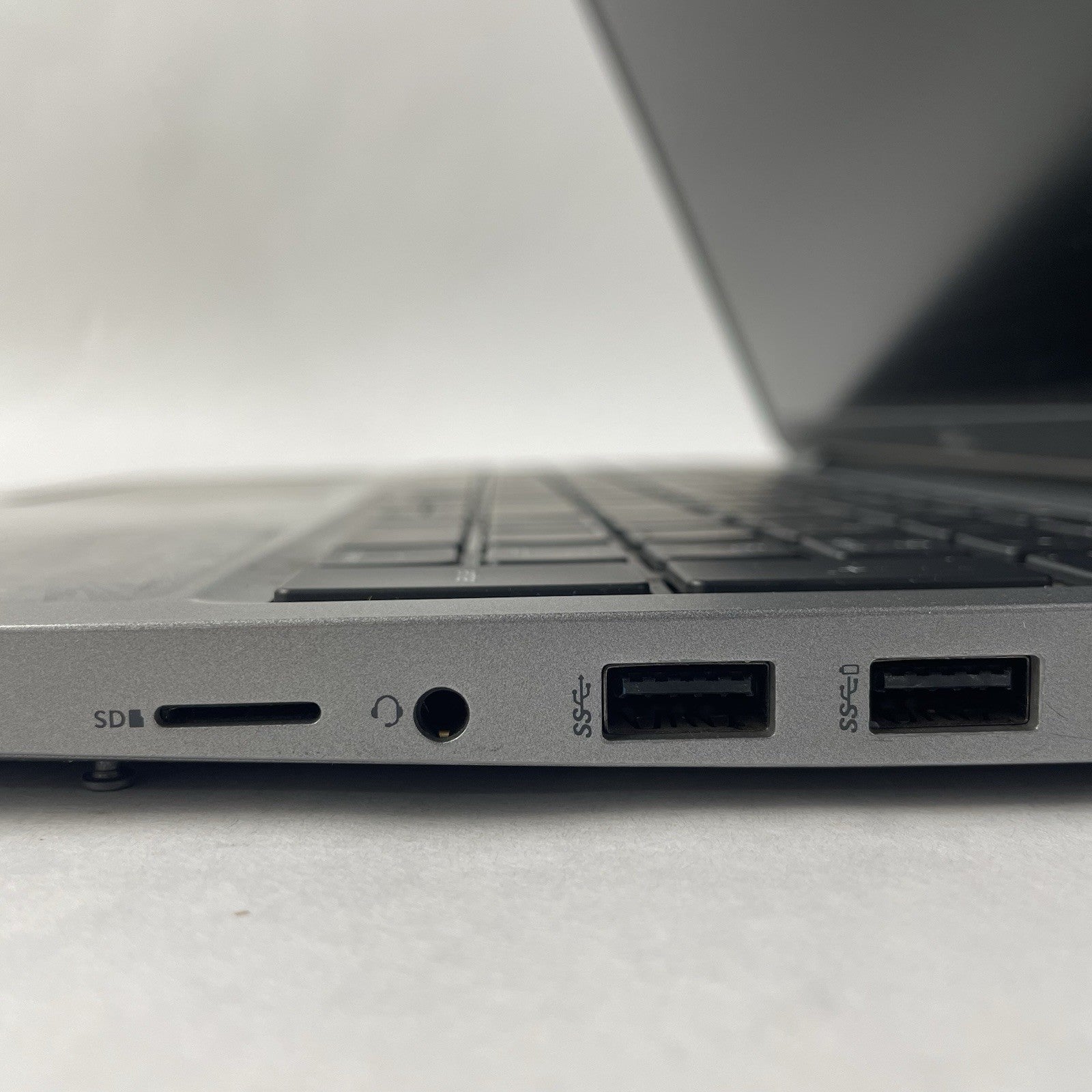 Dell Latitude 5520 15.6" i5-1135G7 2.40 GHz 8 GB RAM No SSD/OS/AC/Batt - Worn6