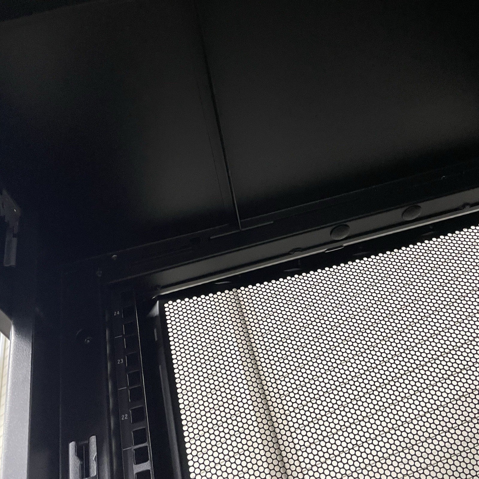 APC AR3104 Server Rack Enclosure w/ Keys8