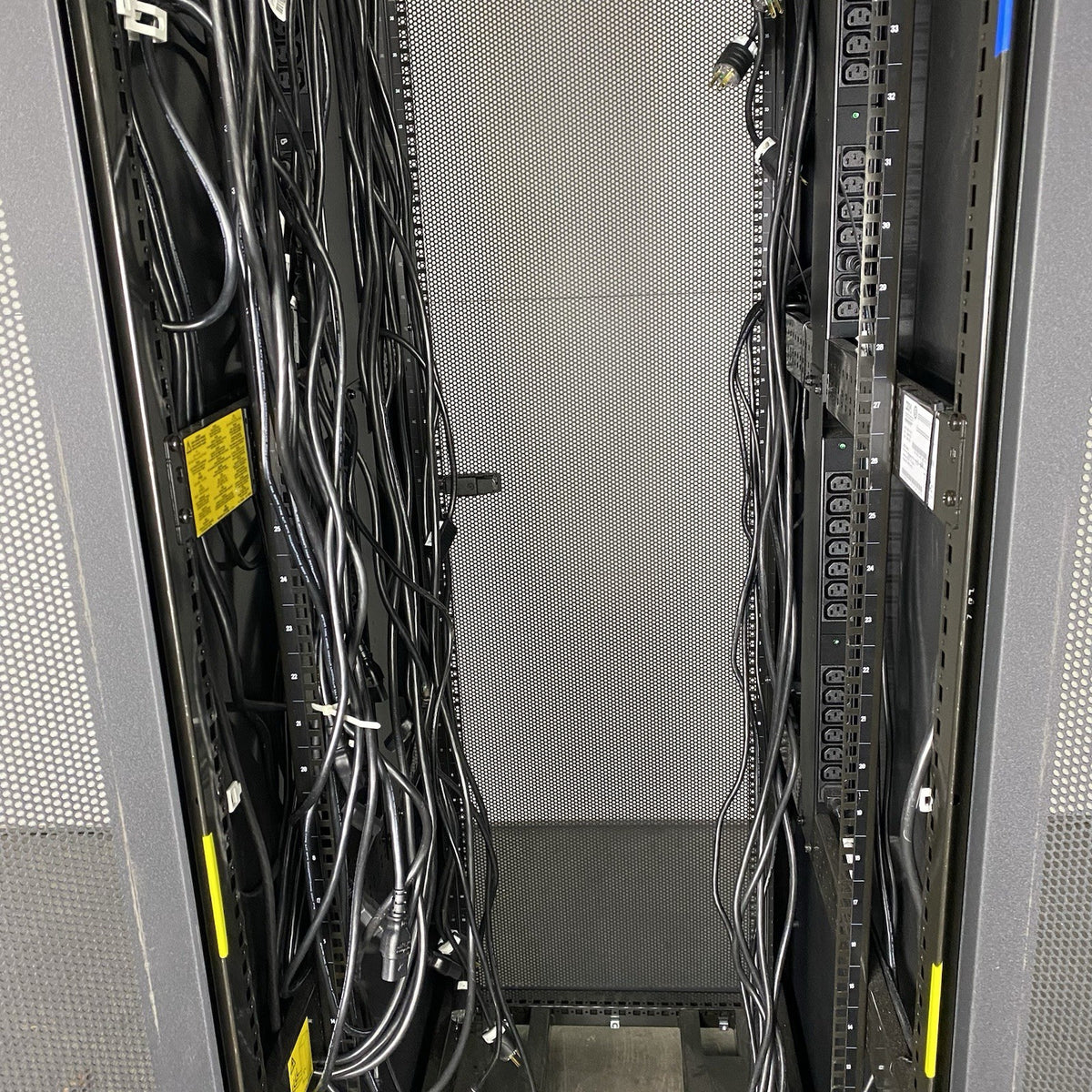 IBM 9307-4RX 1S 42U Server Rack Cabinet 39M6738 w/ Power Distribution Units6
