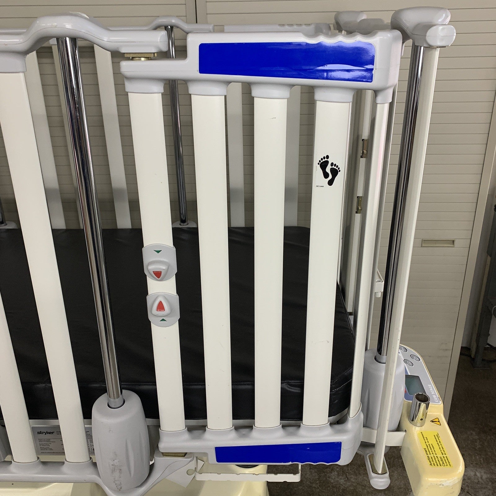 Stryker Cub FL19H Pediatric Crib with Mattress No Handles on Doors