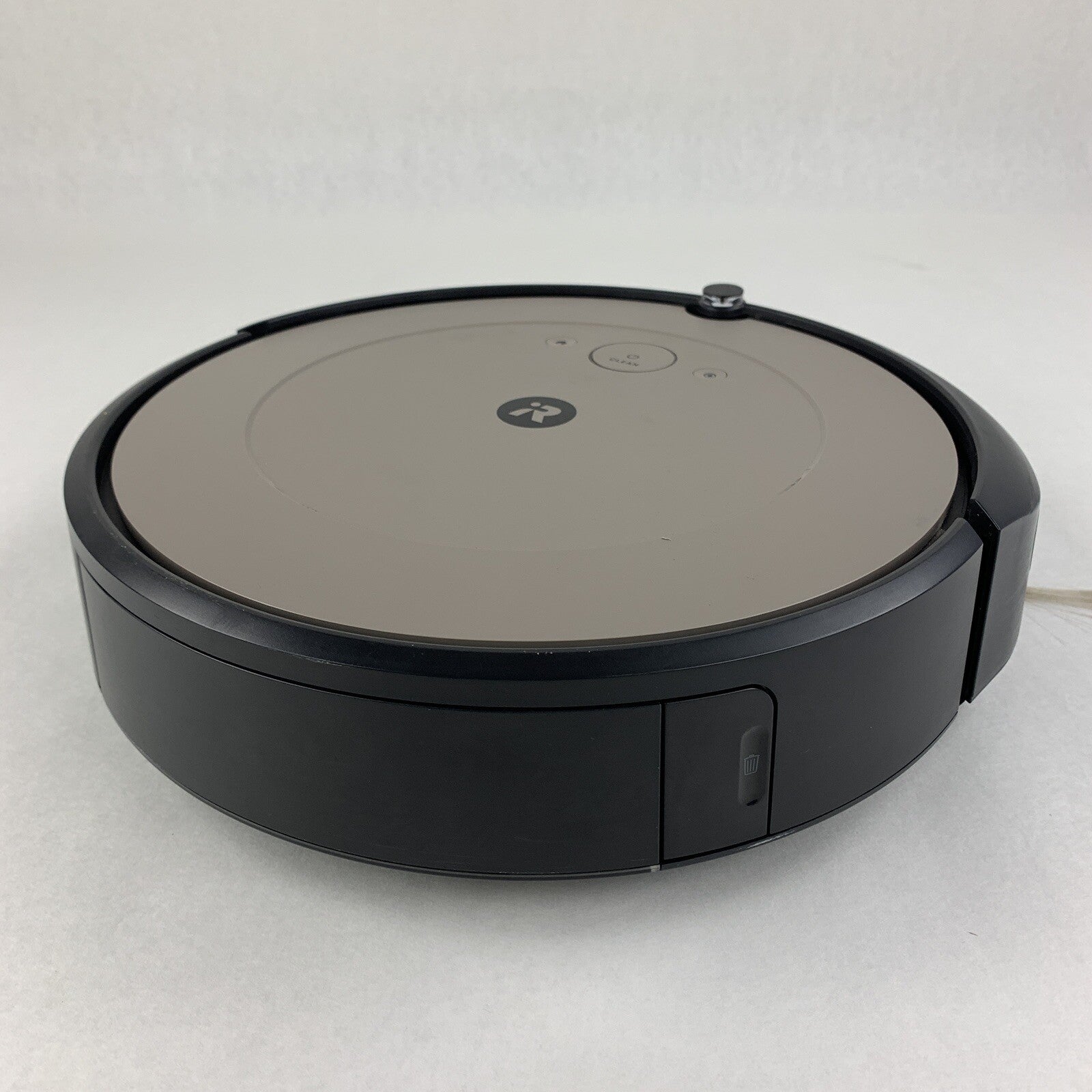 iRobot Roomba i1 Robot Vacuum Powers on For Parts and Repair