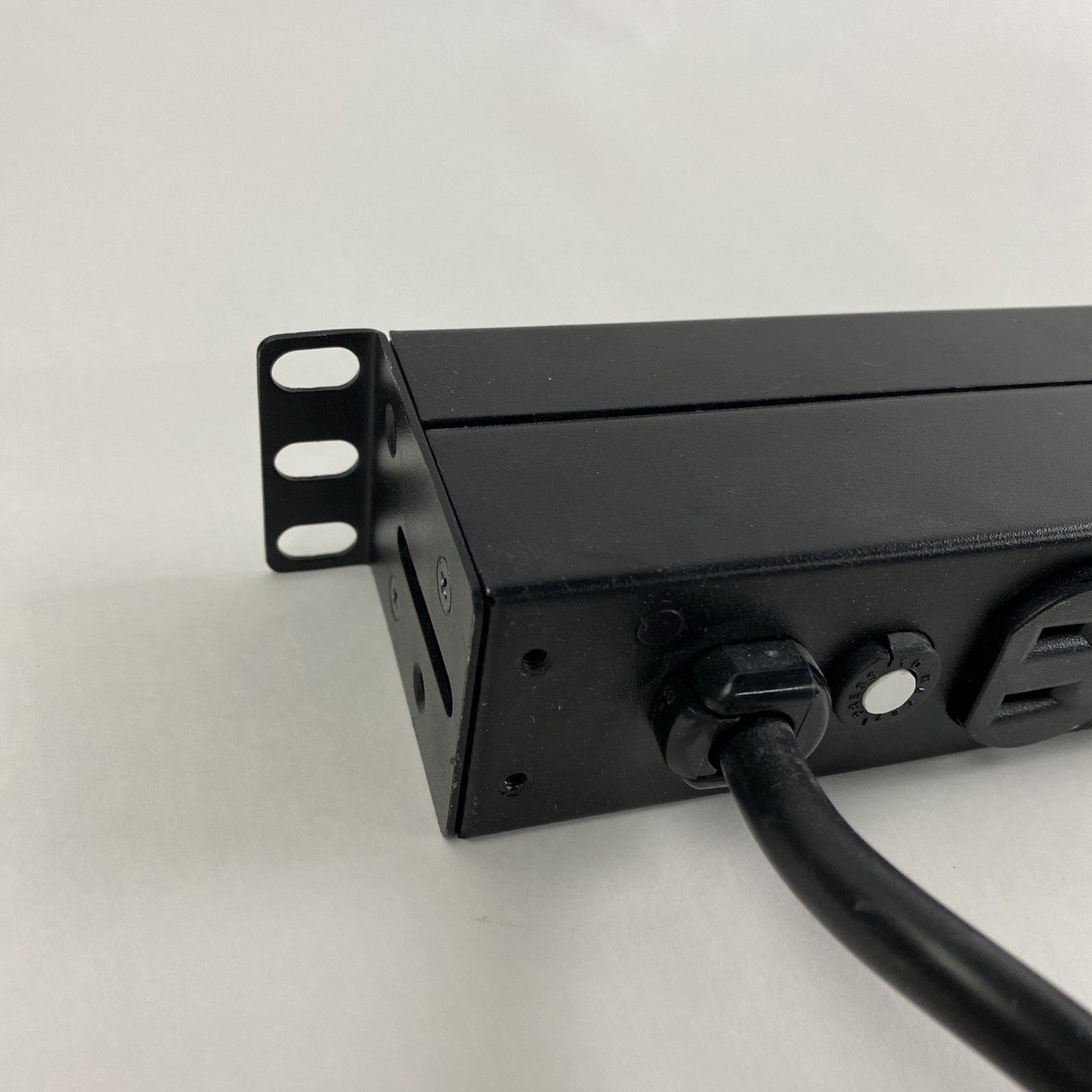 APC AP9562 Basic Rack PDU w/ Rack Ears9