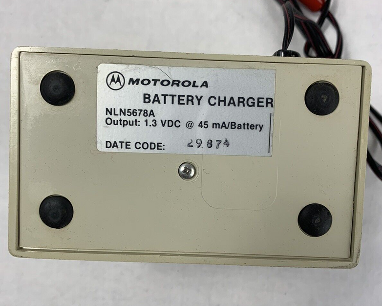 Motorola NLN5678A Battery Charger  and AC Adapter 120V 60Hz 4W