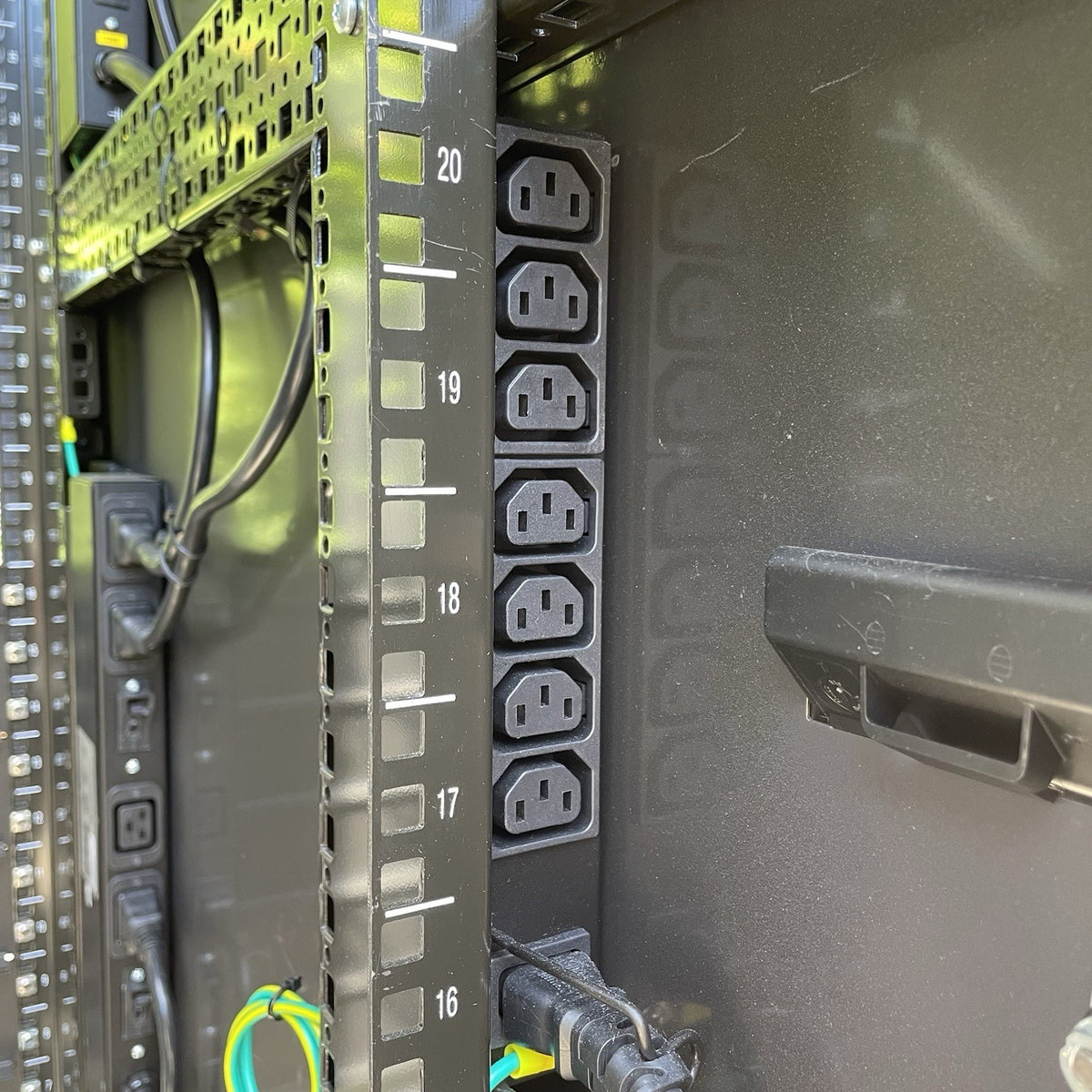 Dell PowerEdge 4210 42U Server Rack Cabinet 0GJ575 w/Sides & PDUs- No Back Panel17
